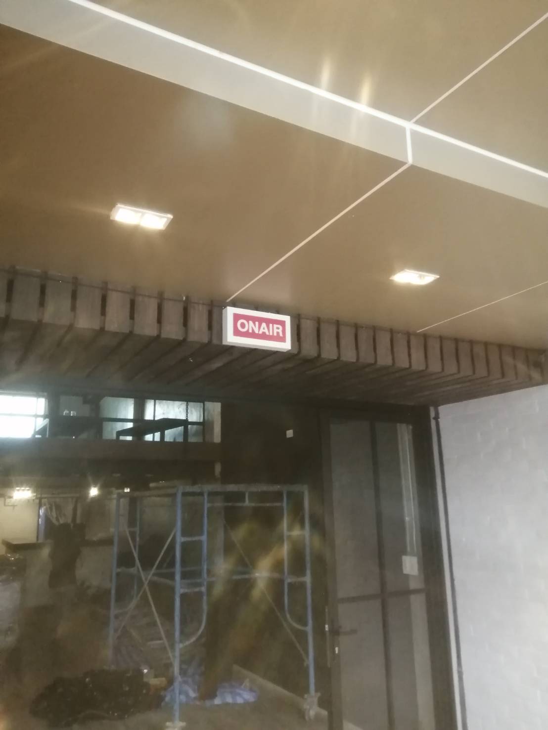 ป้ายไฟแอลอีดีอะคริลิคยกกล่องอะคริลิคต่อขอบ งานonair