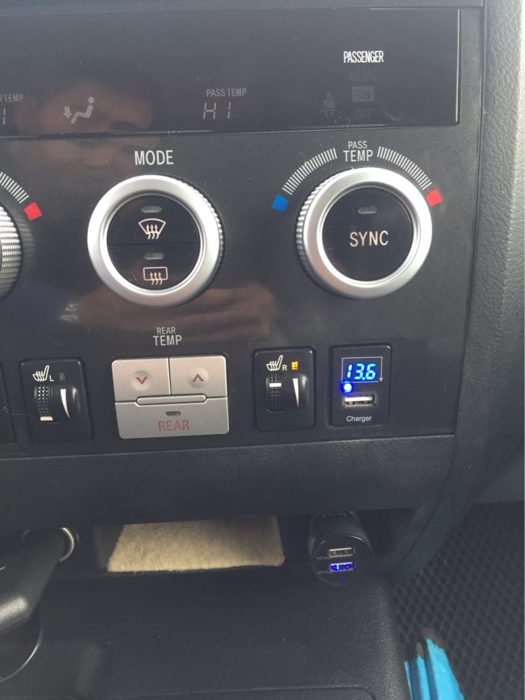 VOLT&USB Charger สำหรับ Toyota Vios Yaris Altis REVO New Fortuner Camry