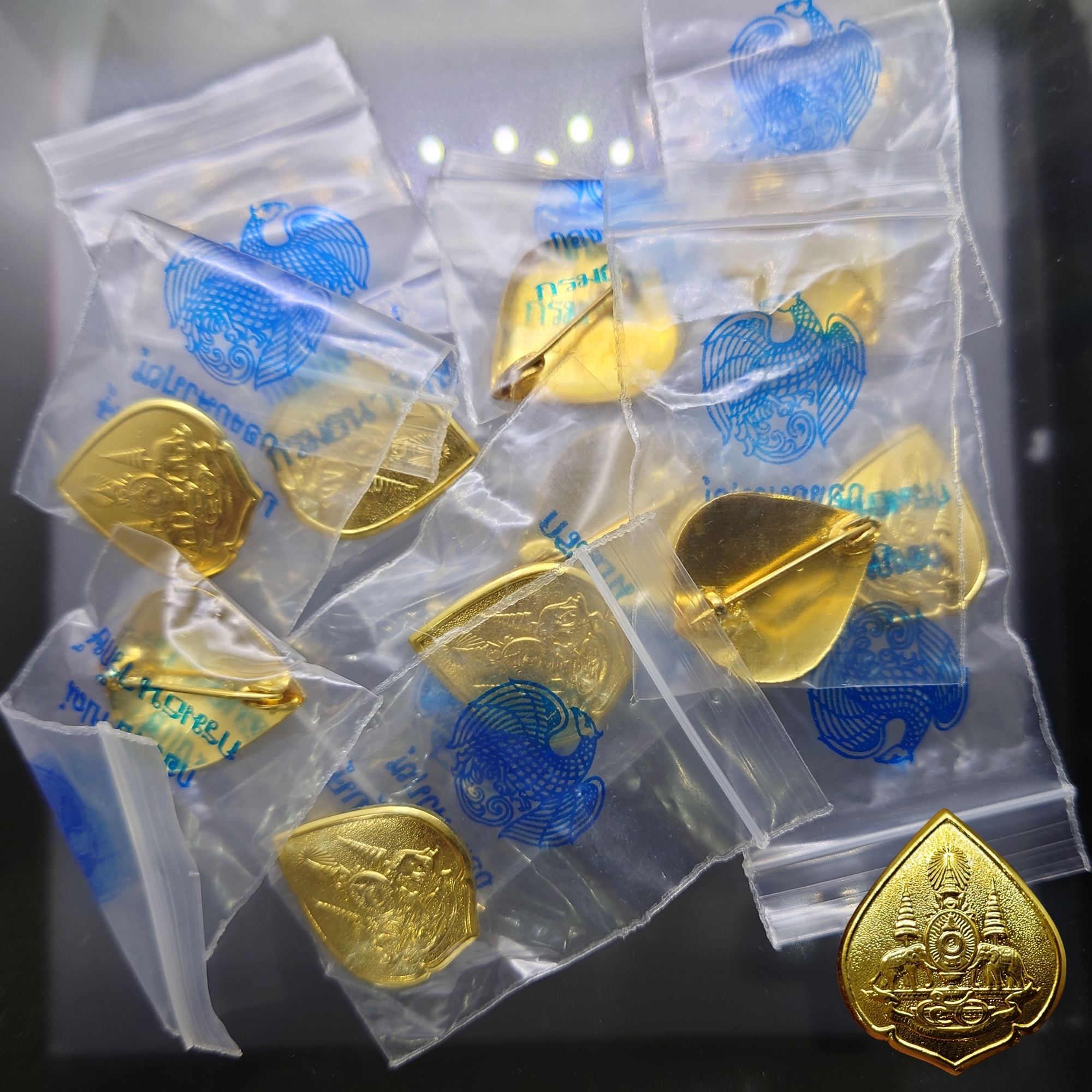 เข็มกลัด เข็มที่ระลึกพระราชพิธีกาญจนาภิเษก ปี2539 บล็อกกษาปณ์ กรมธนารักษ์ สร้าง