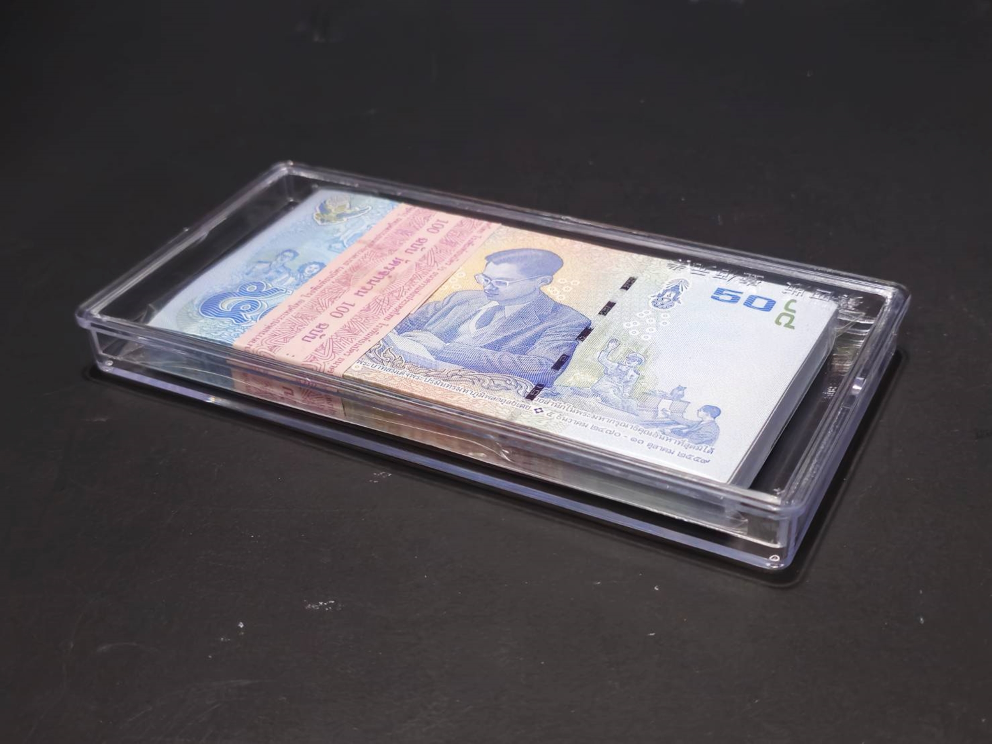 ธนบัตรยกแหนบ 100 ใบ เรียงเลข ธนบัตร 50 บาท แบบ 16.5 ไม่ผ่านใช้งาน พร้อมบรรจุตลับ