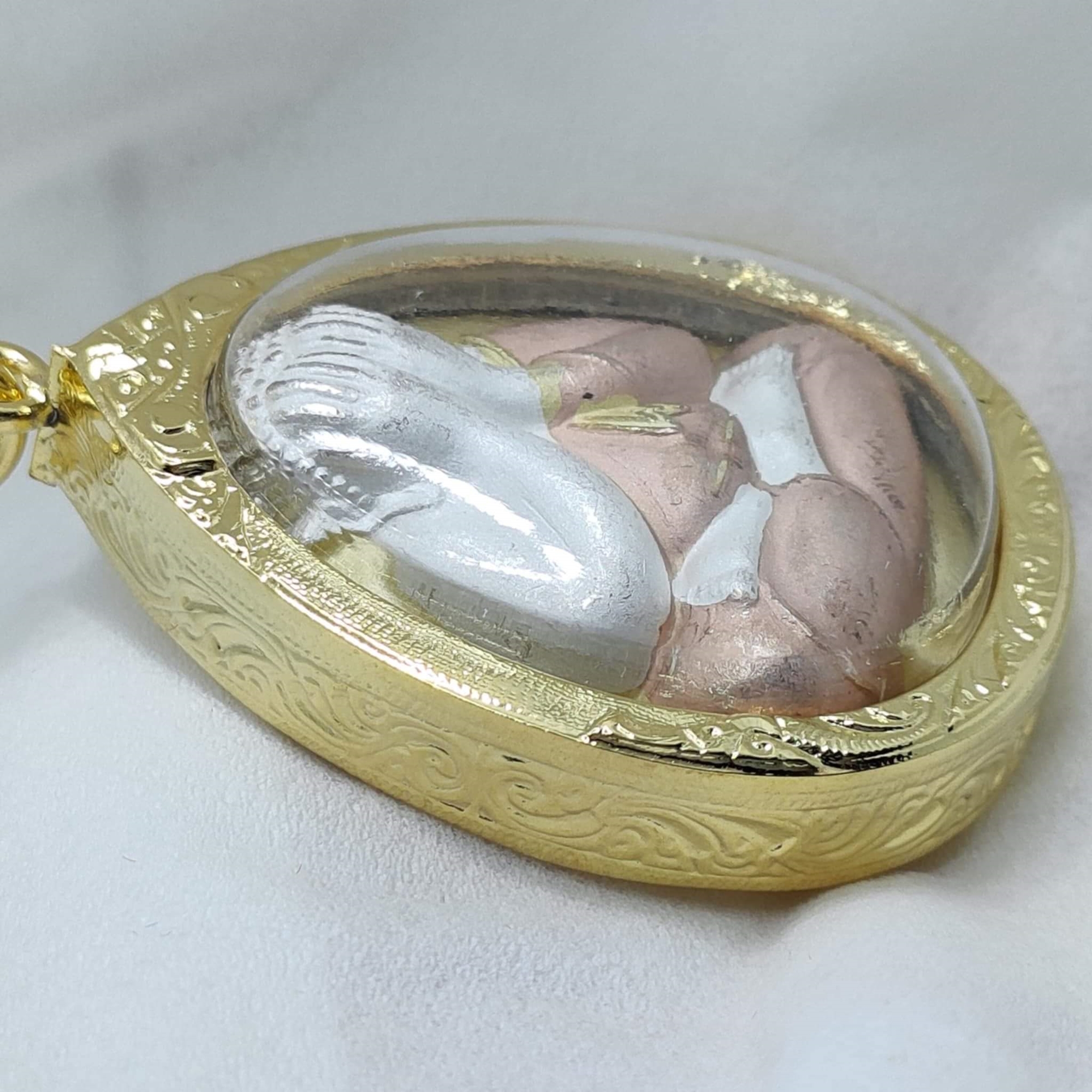 พระปิดตาโภคทรัพย์ เนื้อโลหะชุบสามกษัตริย์ ที่ระลึกฉลองwระชนมายุ 84 พรรษา ญสส วัดบวรนิเวศวิหาร ปี 2540 พร้อมเลี่ยมกรอบทองไมครอน กล่องเดิม