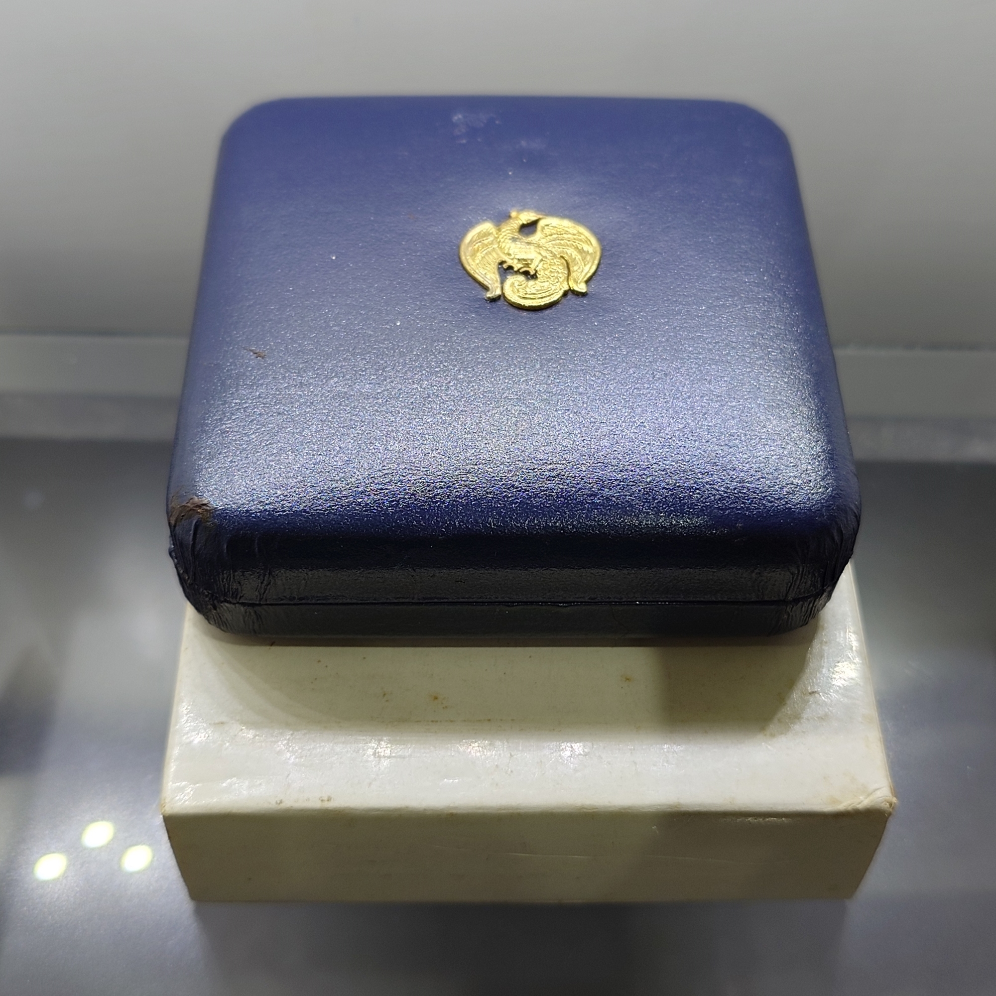 เหรียญที่ระลึก 50 ปี พระบรมราชาภิเษกสมรส พ.ศ.2543 เนื้อเงินรมดำ พร้อมกล่องหนัง และใบเซอร์จากกรมธนารักษ์