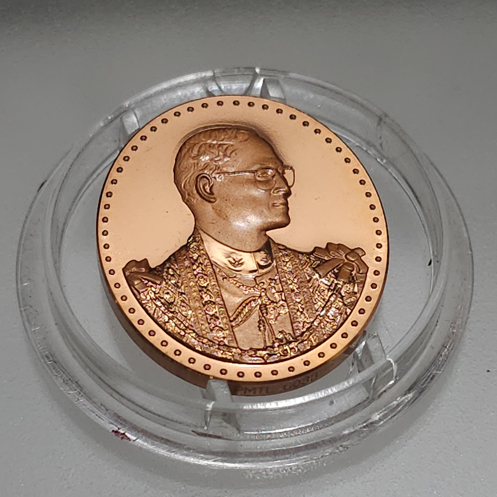 เหรียญที่ระลึก เนื้อทองแดงขัดเงา พระบาทสมเด็จพระเจ้าอยู่หัว รัชกาลที่ 9 ครบรอบ 75 พรรษา ภปร จัดสร้างโดย รพ.ศิริราช ปี2545 (ตลับชำรุด)