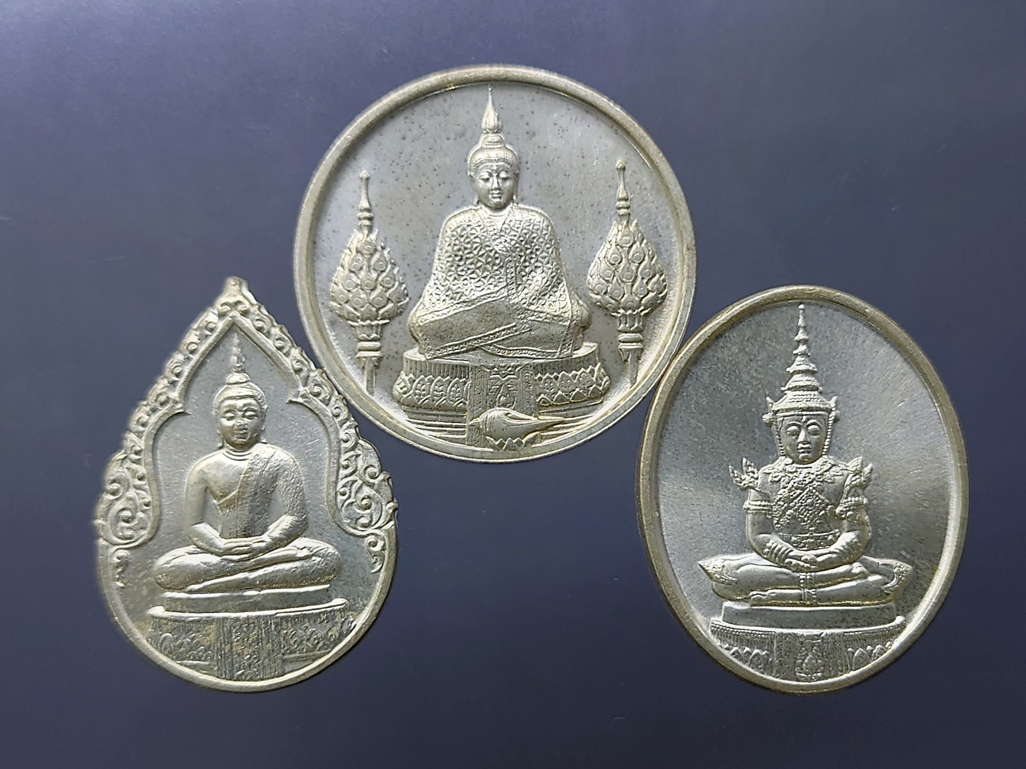 เหรียญพระแก้วมรกต ภปร รุ่นสอง ชุด 3 ฤดู เนื้อเงิน ฉลองกรุงรัตนโกสินทร์ 200 ปี พ.ศ.2525 พร้อมกล่องเดิม