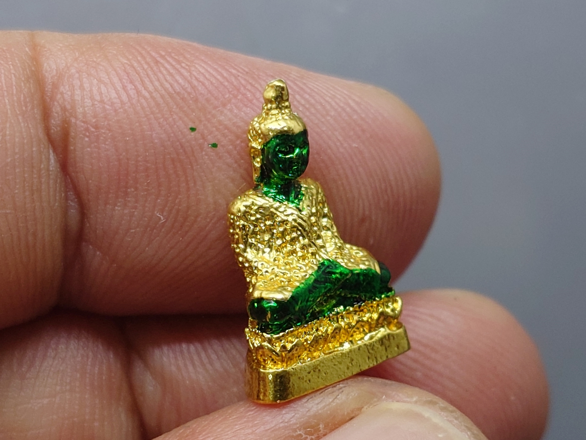 พระพุทธมหามณีรัตนปฏิมากร เนื้อเงินกาหลั่ยทอง ลงยาเขียว ขนาดสูง 1.8 ซ.ม.พิธีมหาพุทธาภิเษก ณ พระอุโบสถวัดพระศรีรัตนศาสดาราม พ.ศ.2538 พร้อมตลับเดิม