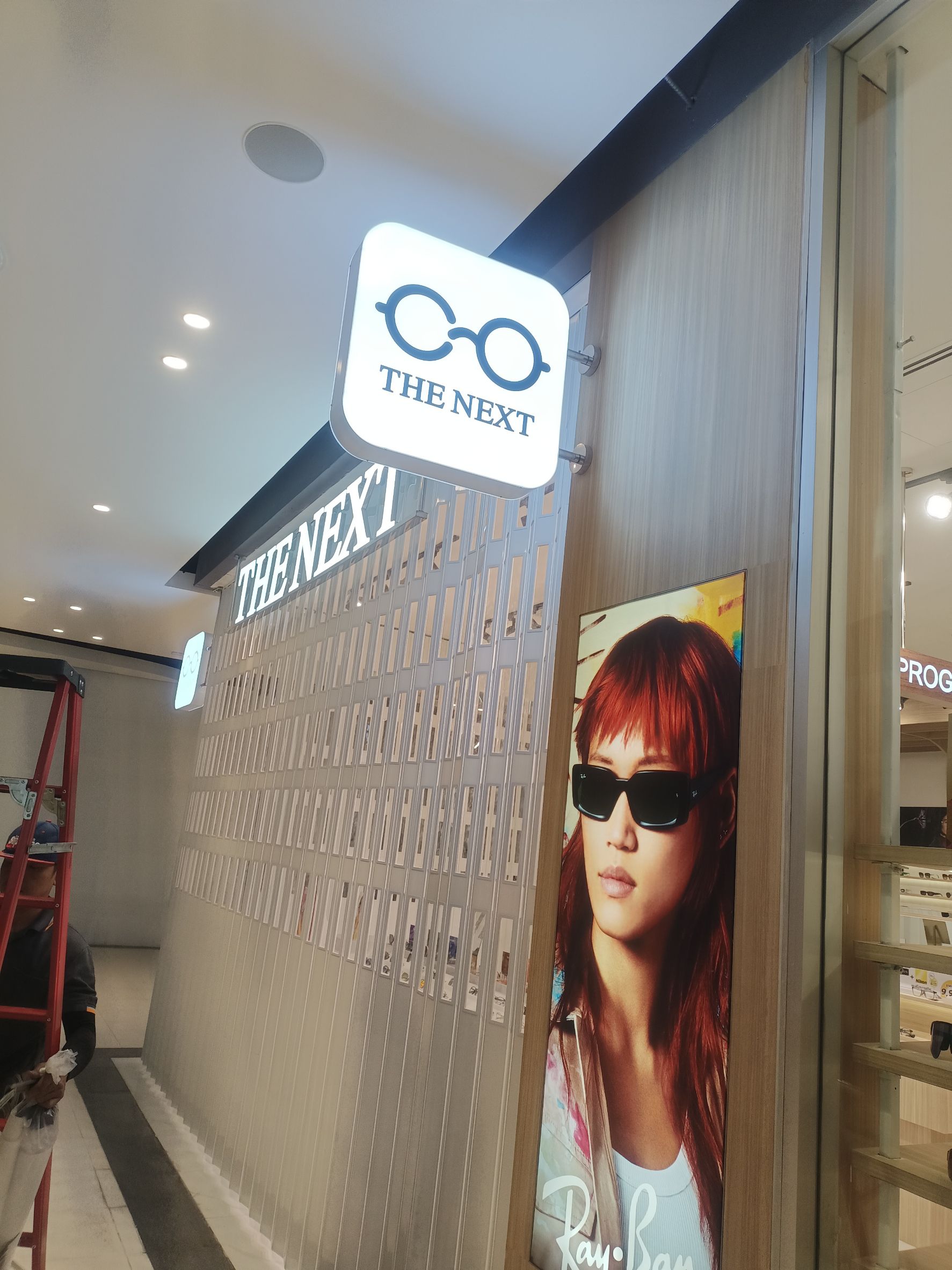 ป้ายกล่องไฟขายื่น งานป้ายร้านแว่นตาTHE NEXT