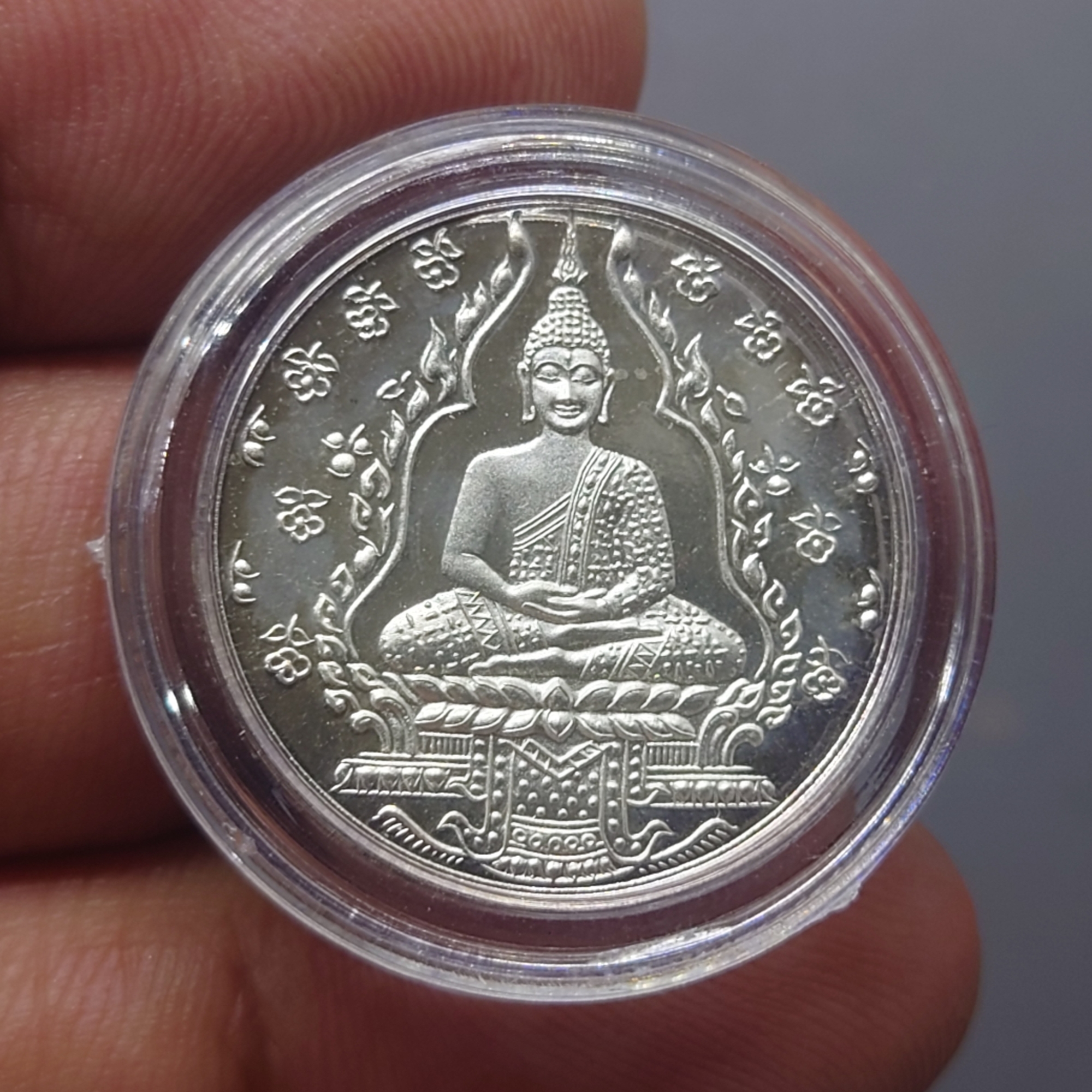 พระแก้วมรกต รุ่น2 (ชุด 3 เหรียญ เนื้อทองแดง อัลปาก้า เงิน) วัดพระศรีรัตนศาสดาราม ปี 2547 ไม่ผ่านใช้ นิยม หายาก สร้างโดยสำนักพระราชวัง