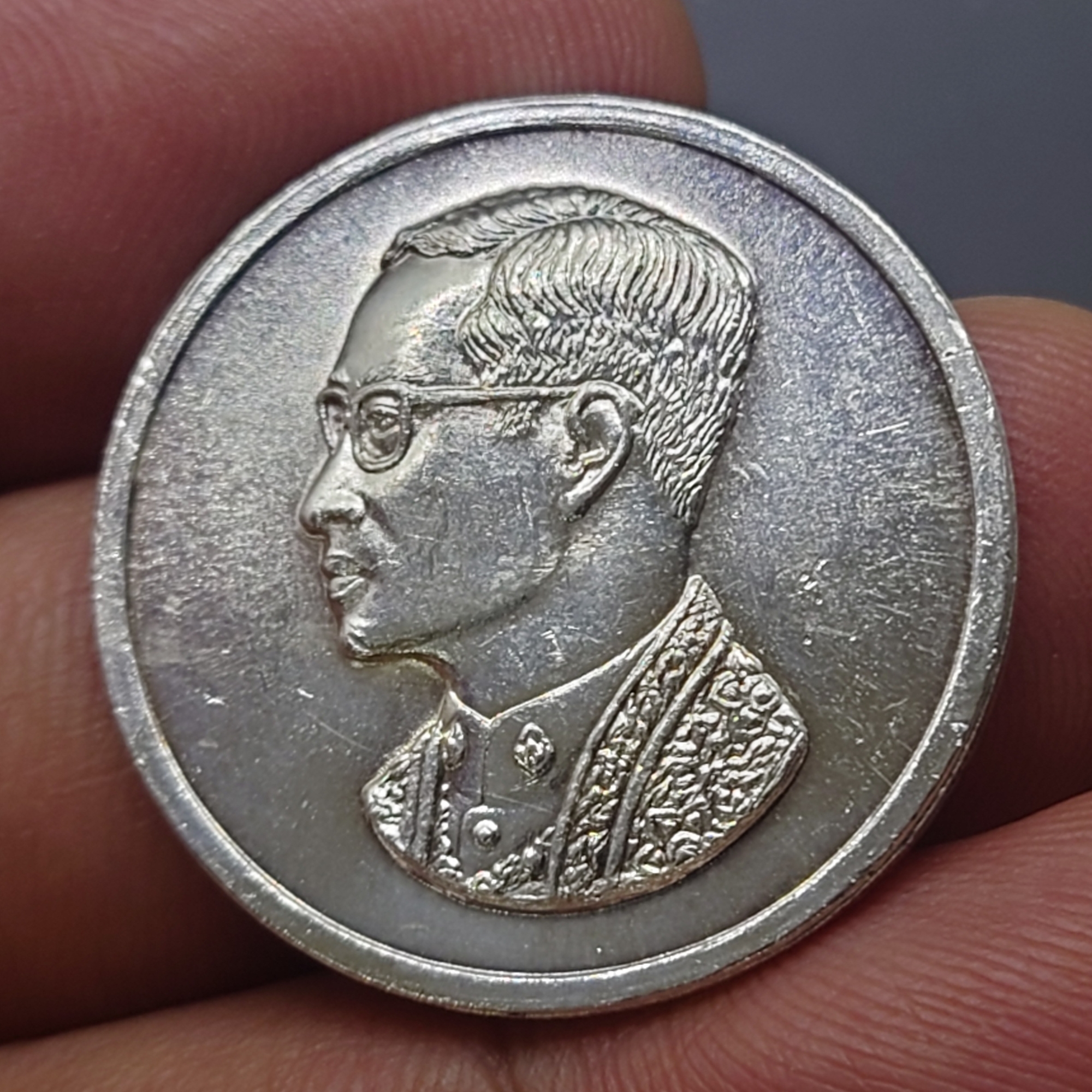 เหรียญคุ้มเกล้า เนื้อเงิน พิมพ์ใหญ่ บล็อก ขนนก พ.ศ.2522 สภาพสวยเดิมๆ เหรียญดี พิธีใหญ่