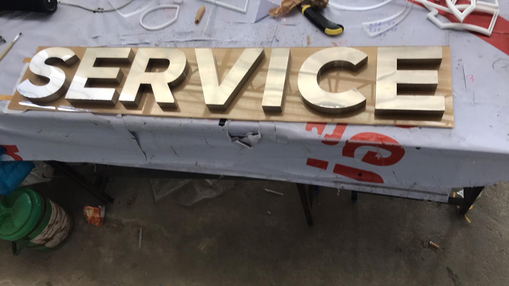 งานป้ายตัวอักษรสแตนเลสสีเงินเงาต่อขอบสแตนเลส งานSERVICE