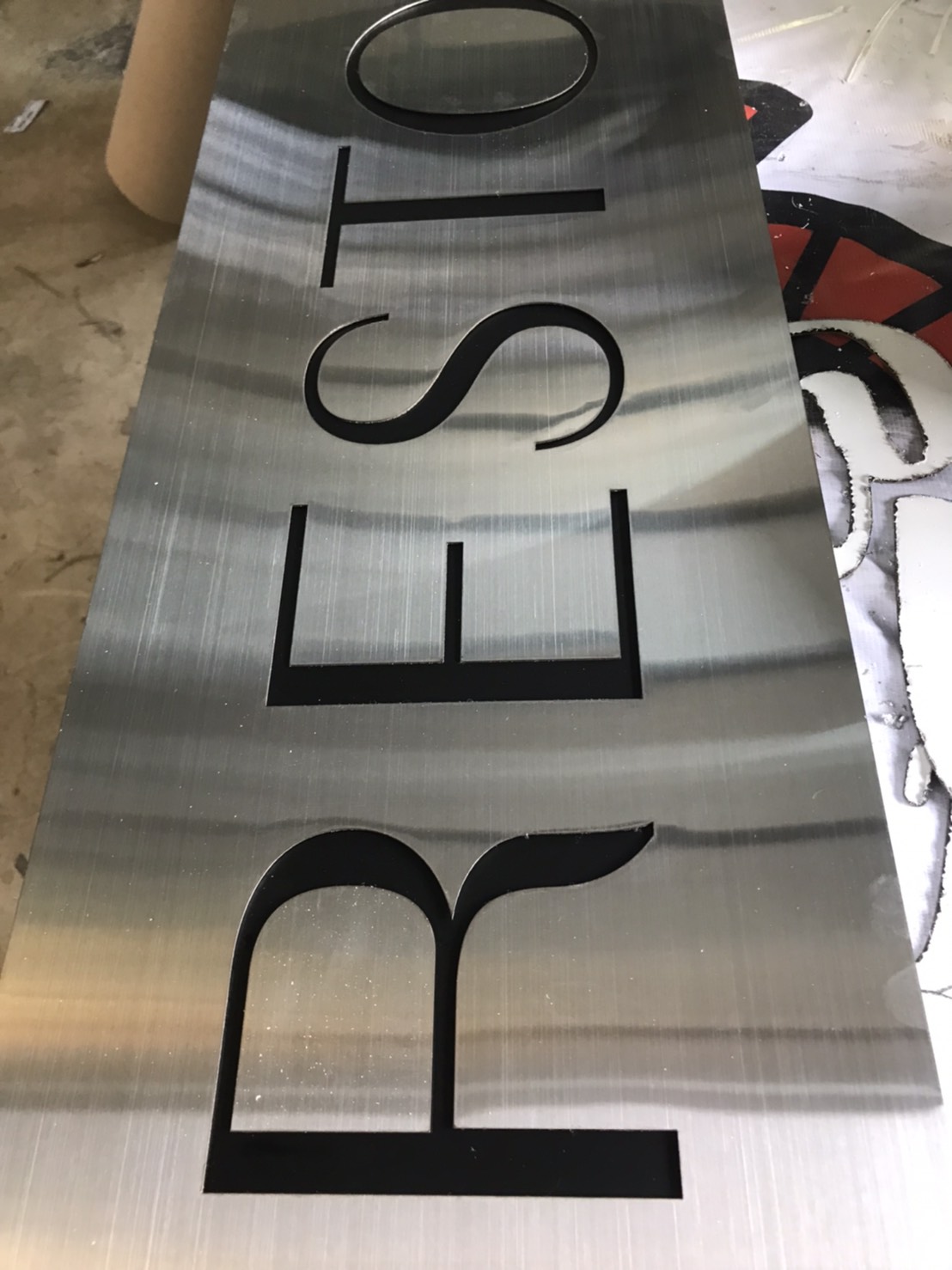 ป้ายสแตนเลสขนแมวเจาะรูตัวอักษรหน้าโบว๋ เจาะสอดอะคริลิคสีดำ งานRESTONIC