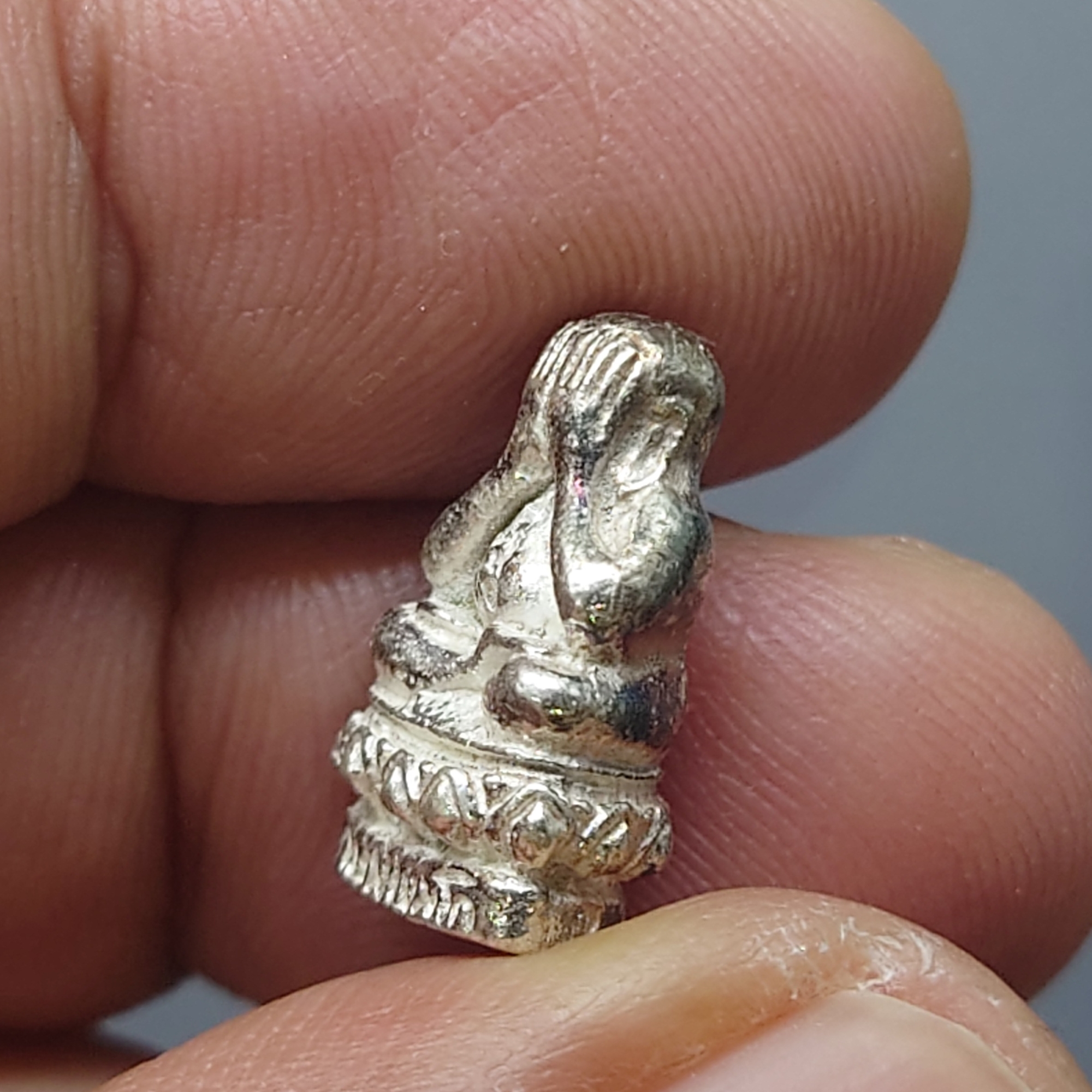 พระปิดตาสารพัดดี แช่น้ำมนต์ รุ่นพุทธคุณ เนื้อเงิน หลวงพ่อเกษม เขมโก สำนักสุสานไตรลักษณ์ ลำปาง ปี2538 พร้อมตลับเดิม