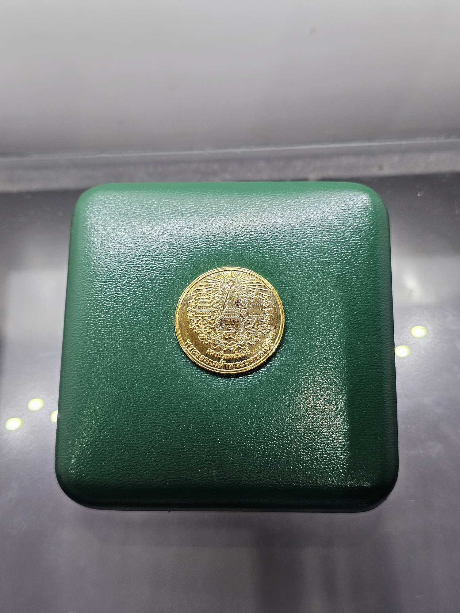 เหรียญพระแก้วมรกต ทรงเครื่อง 3 ฤดู พระจอมเกล้าพระนครเหนือ ปี 2538 เนื้อเงินขัดเงา ขนาด 3.2 ซ.ม. พร้อมกล่องเดิม