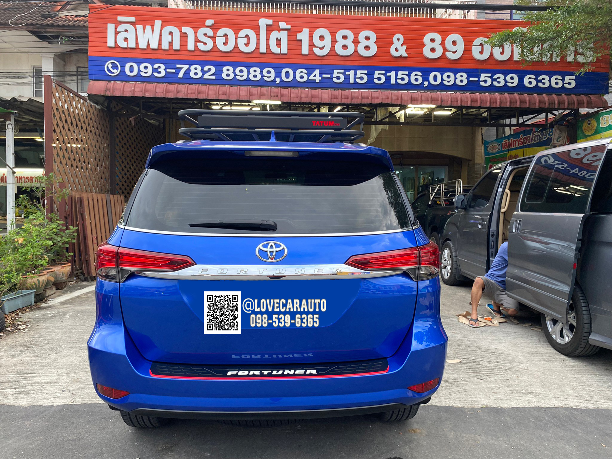 พรมปูพื้นรถยนต์ พรม7D Toyota Fortuner 2020 สีดำด้ายฟ้า +ไวนิลสีเทา