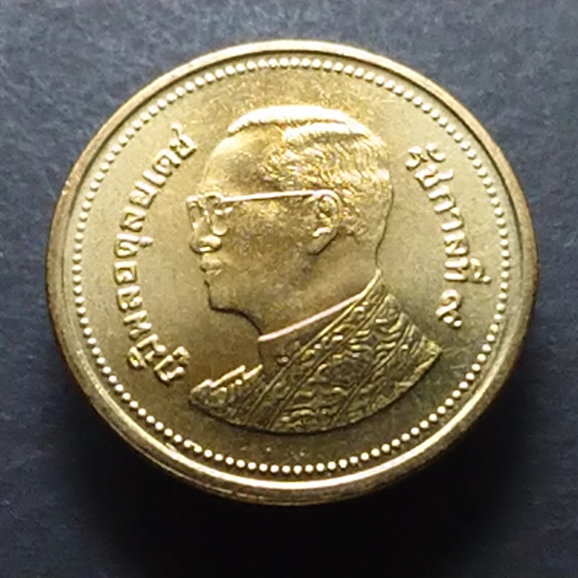 เหรียญ 2 บาท หมุนเวียน ปี พ.ศ.2554 สีทอง ไม่ผ่านใช้ UNC