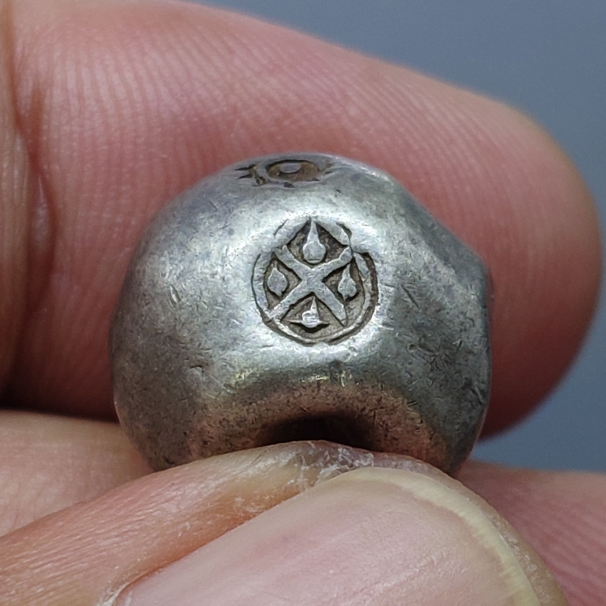 พดด้วง ขนาด 1 บาท ตราครุฑ - พระแสงจักร สมัยรัชกาลที่ 2 สภาพสวย