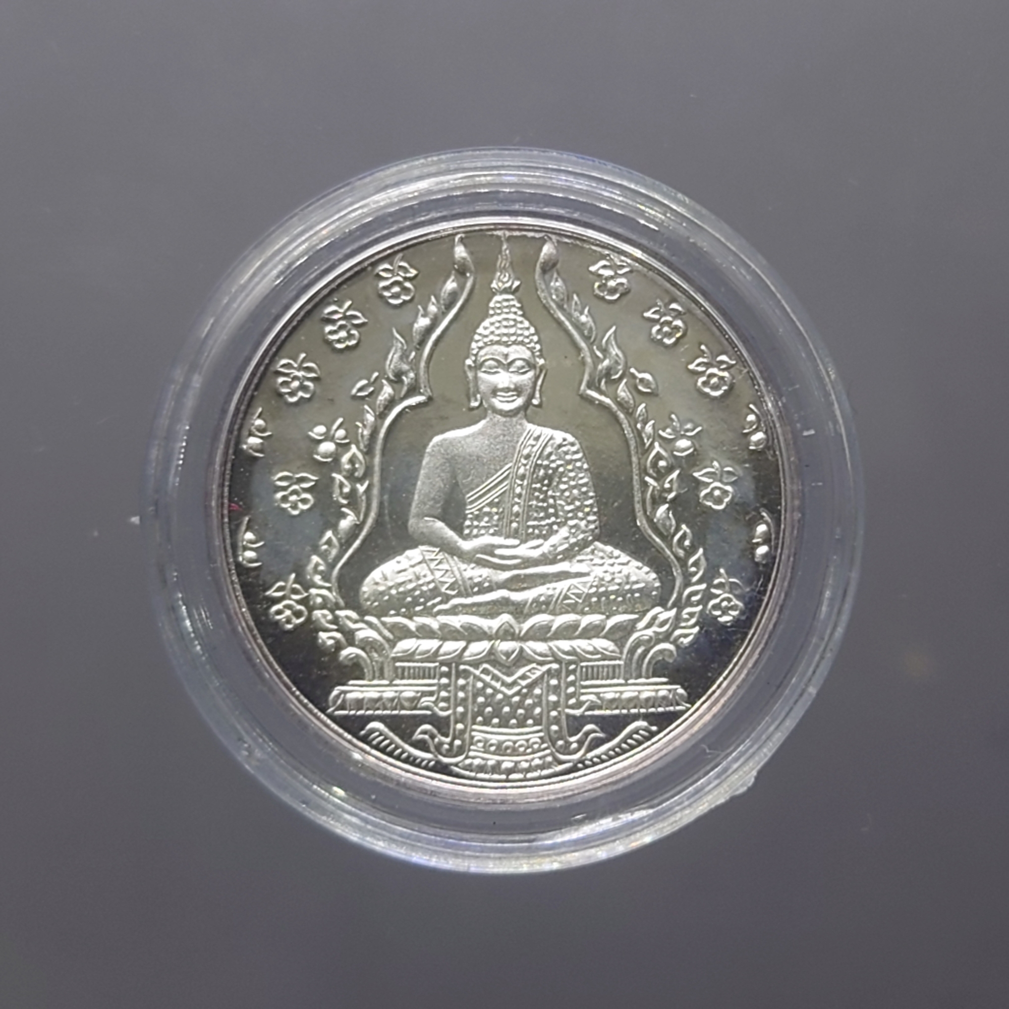 เหรียญพระแก้วมรกต รุ่น2 เนื้อเงินขัดเงา วัดพระศรีรัตนศาสดาราม ปี 2547 สภาพสวยเดิมๆ หายาก สร้างโดยสำนักพระราชวัง