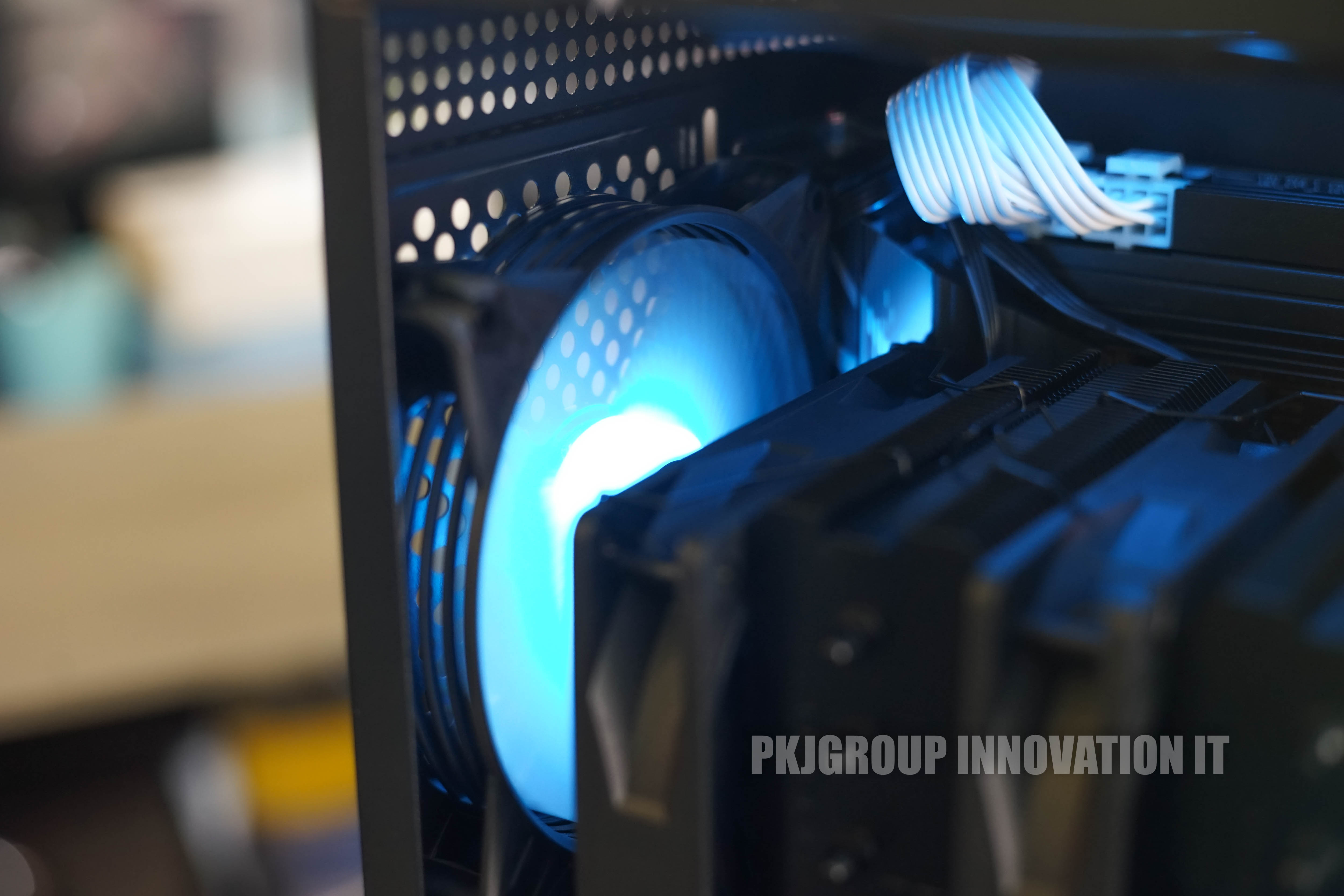 คอมเล่นเกมเคสสวยมือสอง Core Ultra 9 RAM 32 GB SSD 2 ตัว RTX5080 เคสตู้ปลา เครื่องอายุ1-2 เดือน