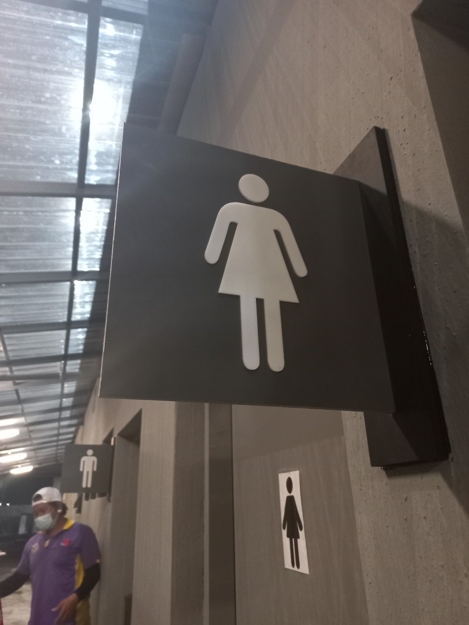 ป้ายห้องน้ำอะคริลิคและโลหะ งานห้องน้ำหญิง
