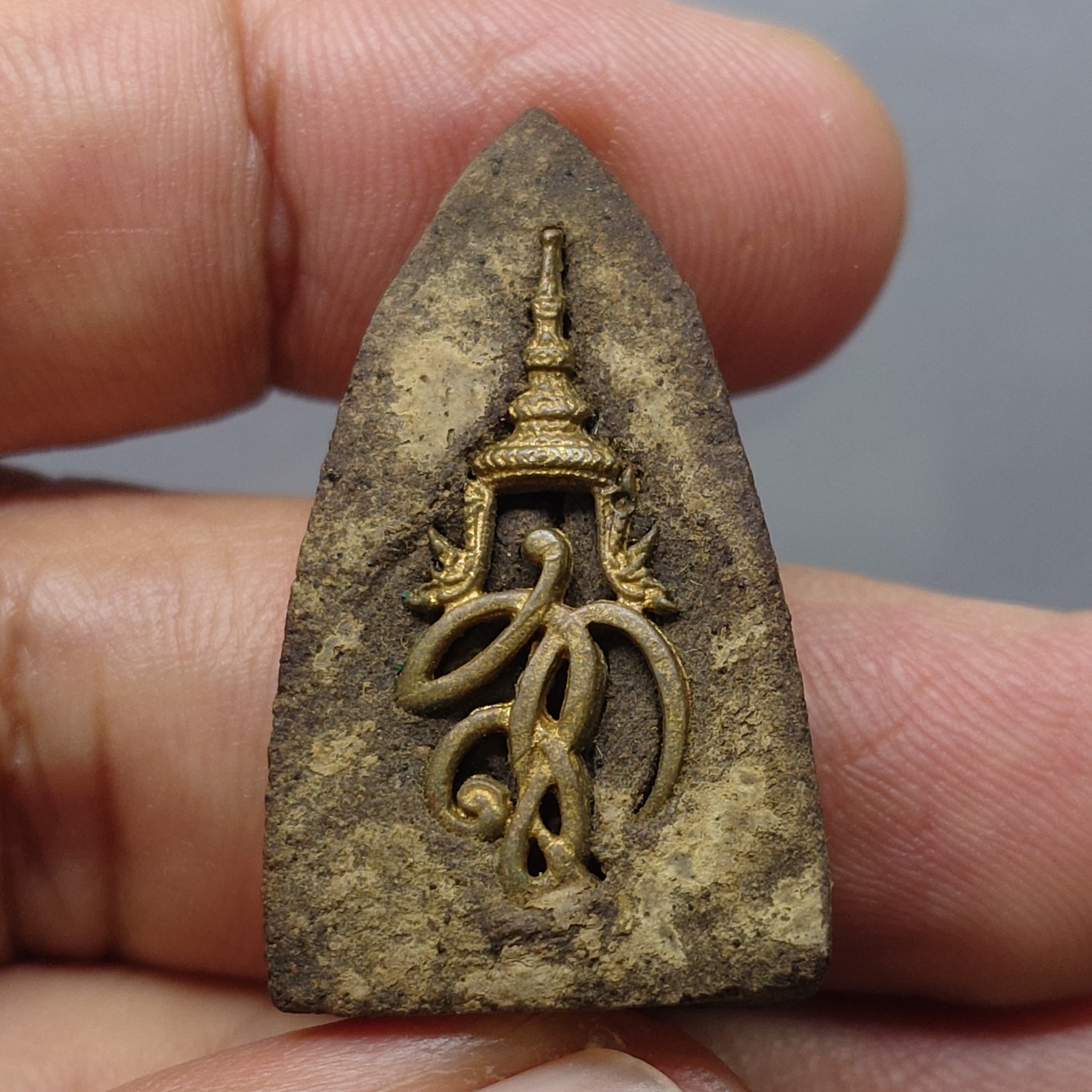 หลวงพ่อทวด พระนามาภิไธย สก. พิมพ์เตารีด เนื้อว่านคลุกรัก วัดห้วยมงคล ปี 2544 พร้อมกล่องเดิม