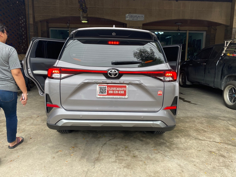 พรมปูพื้นรถยนต์ Toyota Veloz 2023 VVIP ด้ายคู่สีแดงไวน์ด้ายทอง