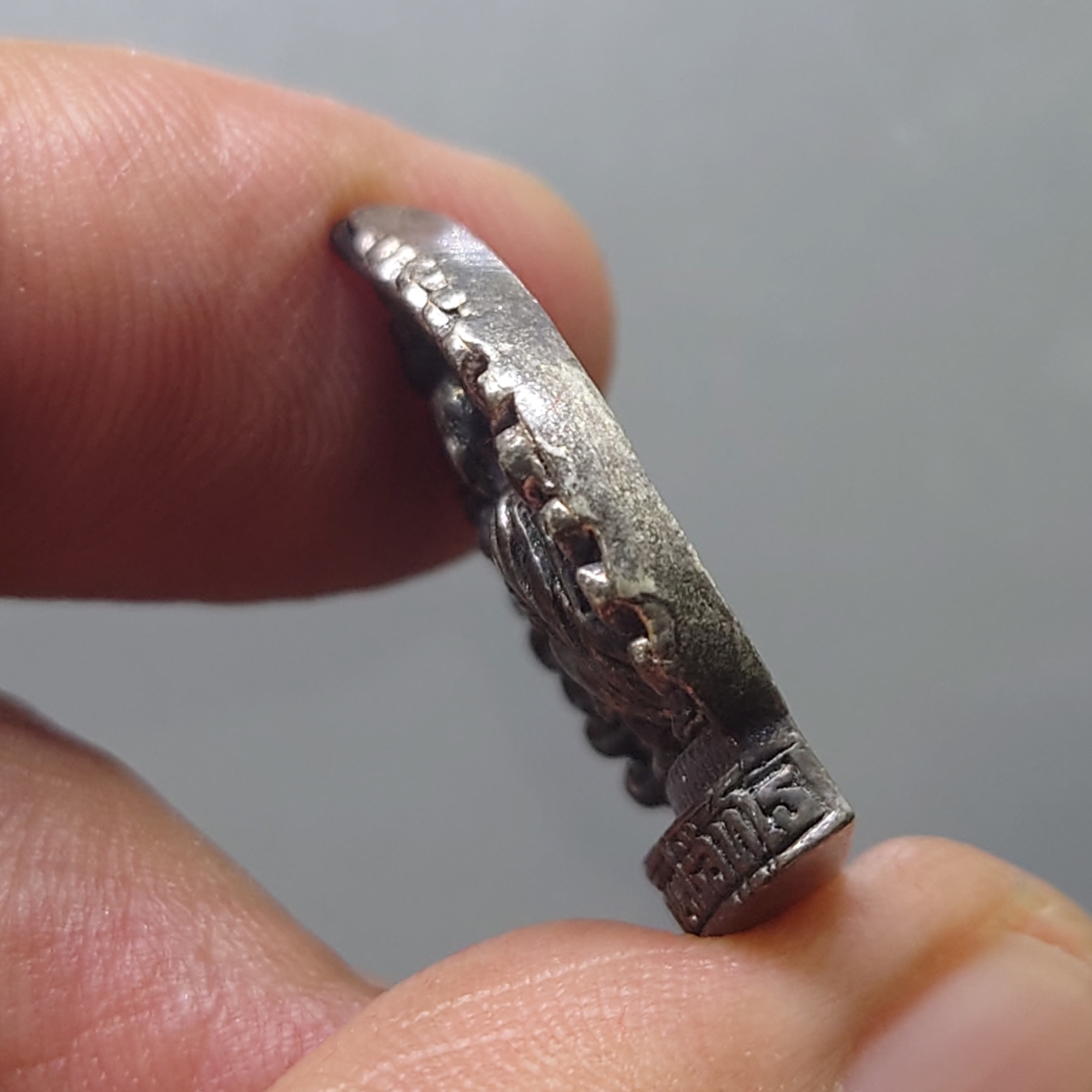 เหรียญหลวงพ่อคูณ เนื้อเงิน รุ่นเสาร์ 5 คูณพันล้าน ใบโพธิ์ลายกนก 2537 พร้อมกล่องเดิม