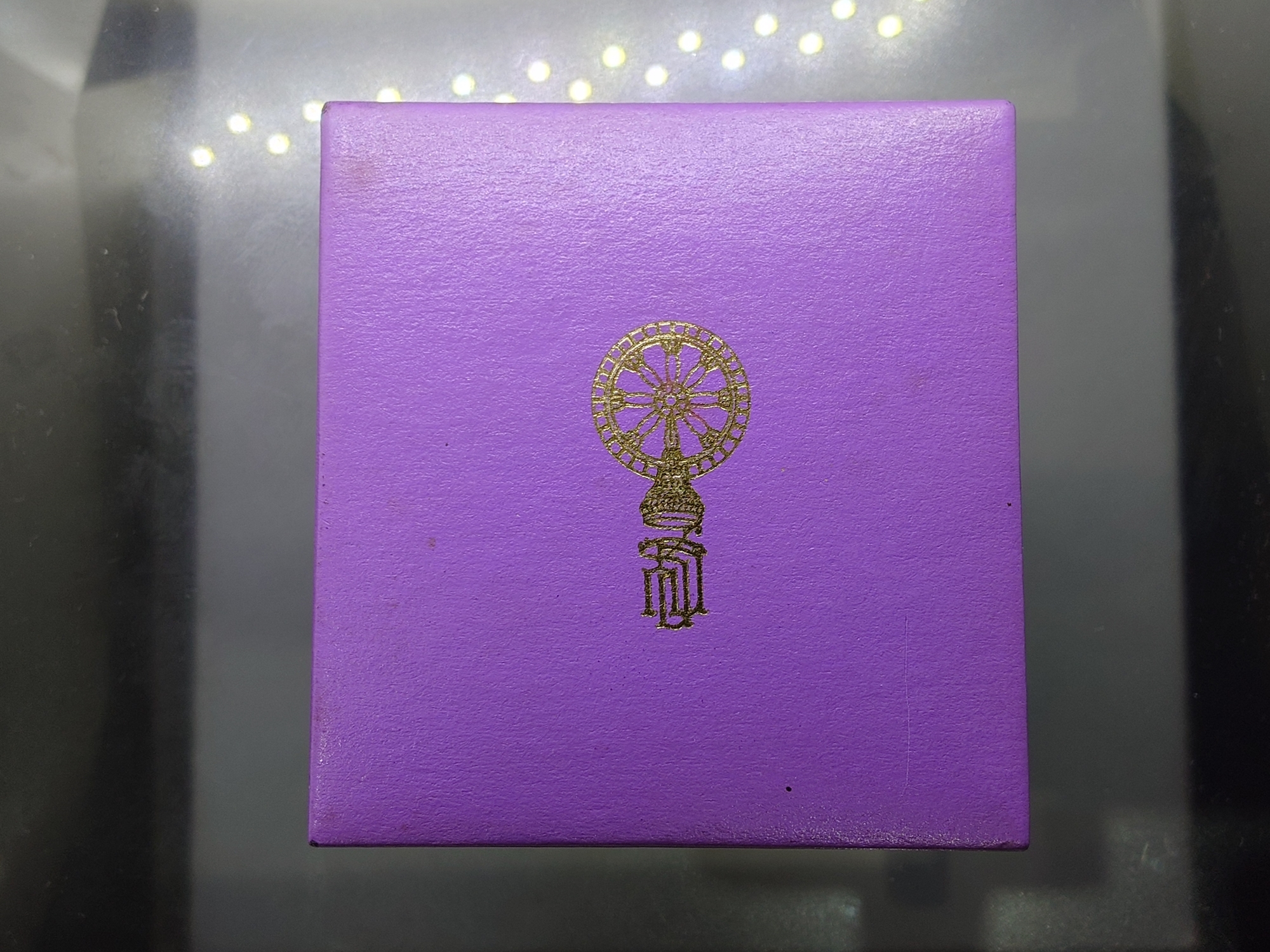 พระพุทธชินราช พิมพ์สี่เหลี่ยม รุ่นเฉลิมพระเกียรติ หลัง ส.ธ. เนื้อเงิน 99.99% ชุบสามกษัตริย์ มูลนิธิสิรินธรราชวิทยาลัย สร้าง พุทธาภิเษก ณ มหาวิหารพระพุทธชินราช ปี2539 พร้อมกล่องเดิม