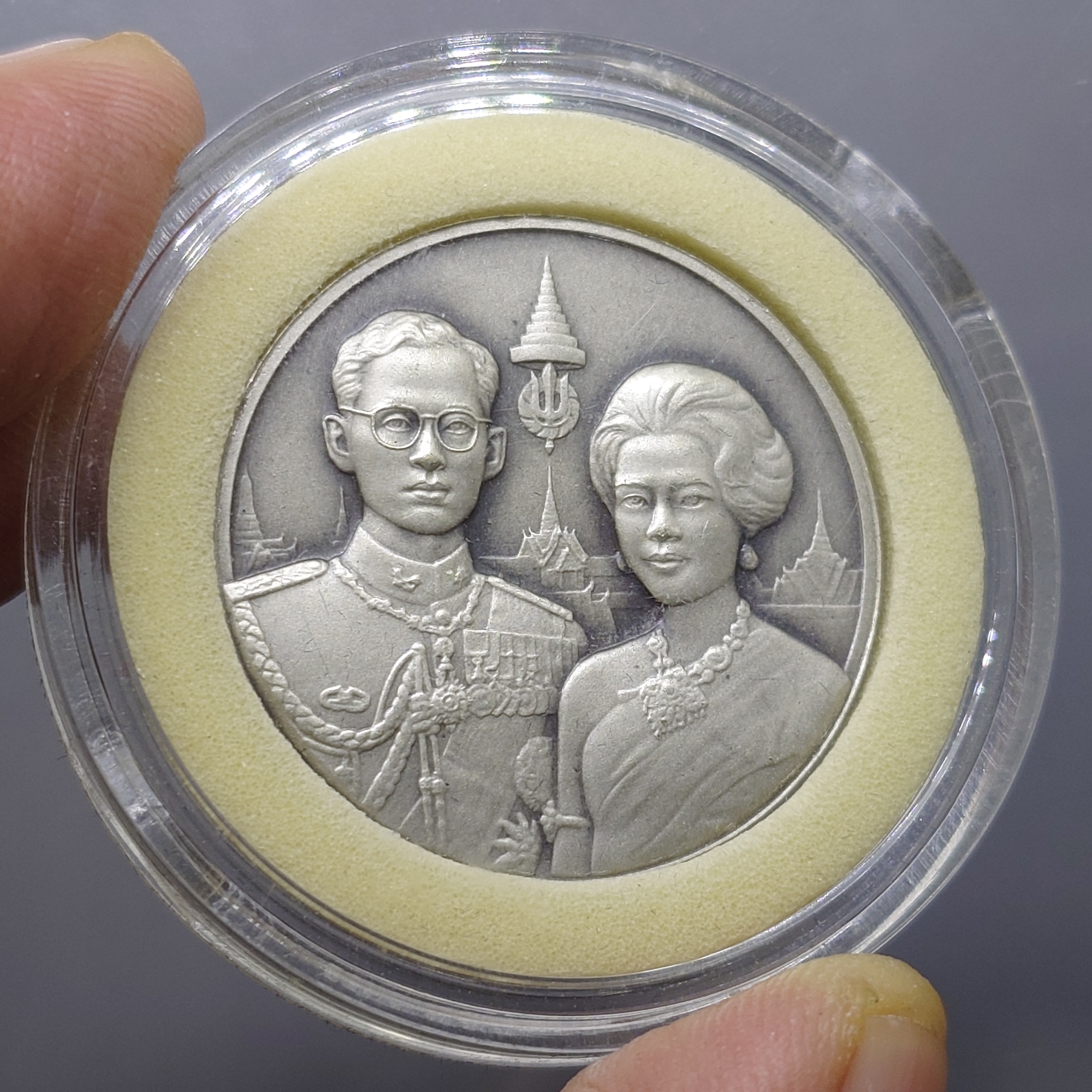 เหรียญที่ระลึก 50 ปี พระบรมราชาภิเษกสมรส พ.ศ.2543 เนื้อเงินรมดำ พร้อมกล่องหนัง และใบเซอร์จากกรมธนารักษ์