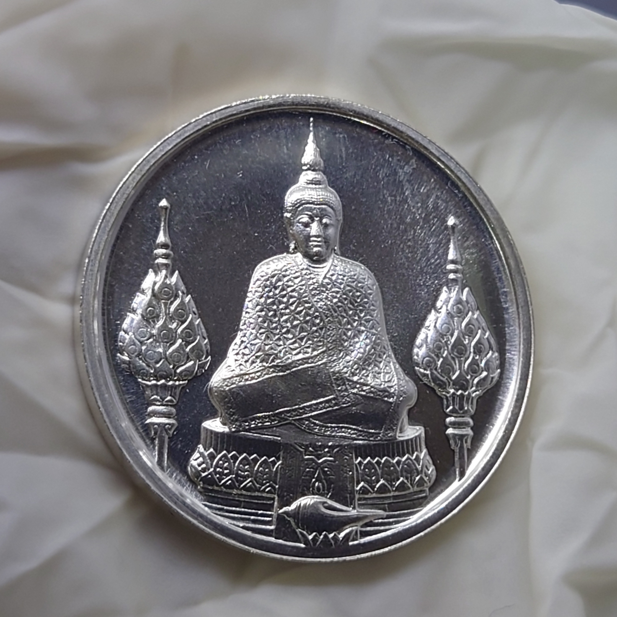 เหรียญพระแก้วมรกต ภปร รุ่นแรก ทรงเครื่องฤดูหนาว เนื้อเงิน ฉลองกรุงรัตนโกสินทร์ 200 ปี พ.ศ.2525