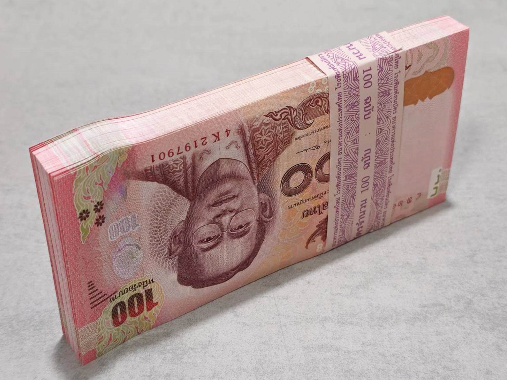 ธนบัตรยกแหนบ 100 ใบ เรียงเลข ธนบัตร 100 บาท แบบ 16.5 ไม่ผ่านใช้งาน UNC พร้อมบรรจุตลับ (มีเลขสวย เลขกระจก)