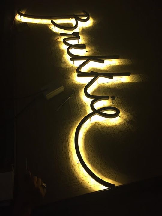 ป้ายตัวอักษรซิ้งค์โลหะไฟออกหลังLED งานBREKKIE