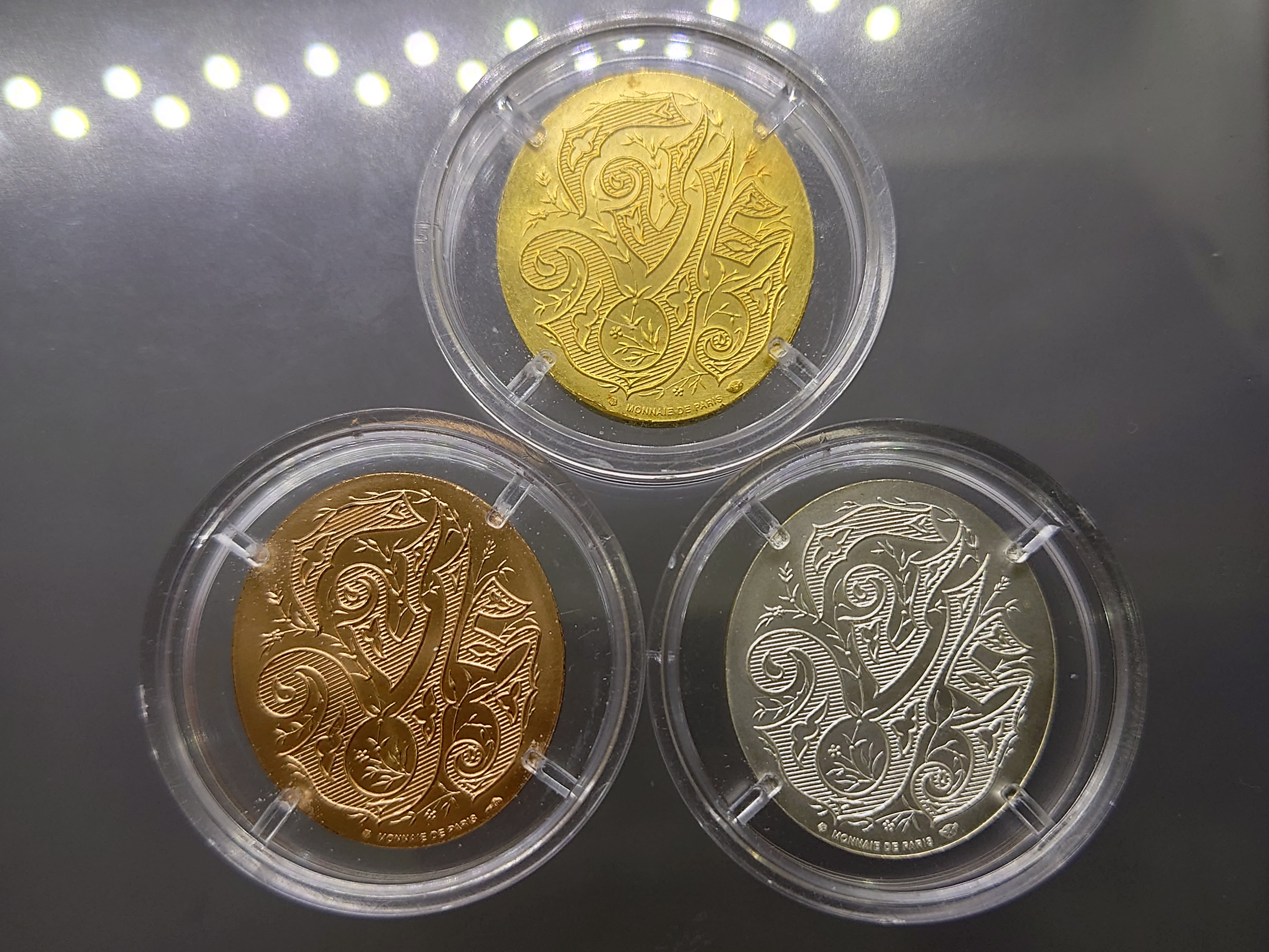 เหรียญรัชกาลที่5 หลัง จปร. (ชุด3เหรียญ เนื้อทองคำ 99.99% หนัก 30 กรัม เนื้อเงิน บรอนซ์) โมเน่ร์ เดอ ปารีส รุ่นกาญจนาภิเษก ปี2539 พร้อมกล่องเดิม