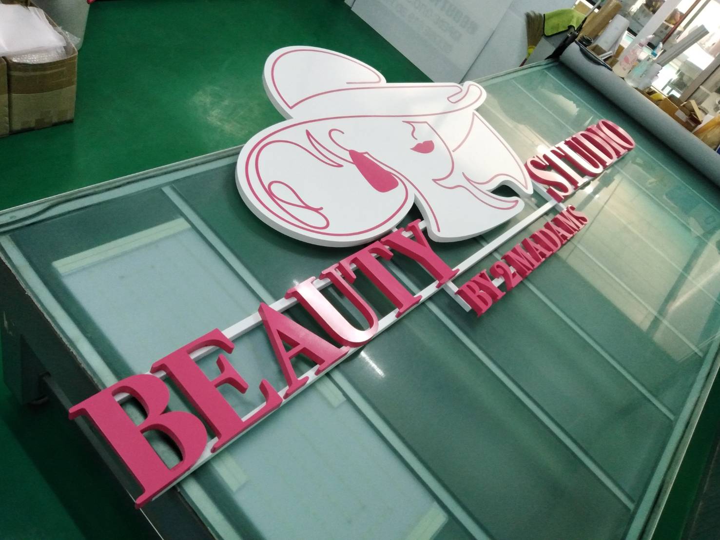 ป้ายร้านเสริมสวย ป้ายตัวอักษรโลหะทำสี งานBEAUTY STUDIO BY 2MADAMS