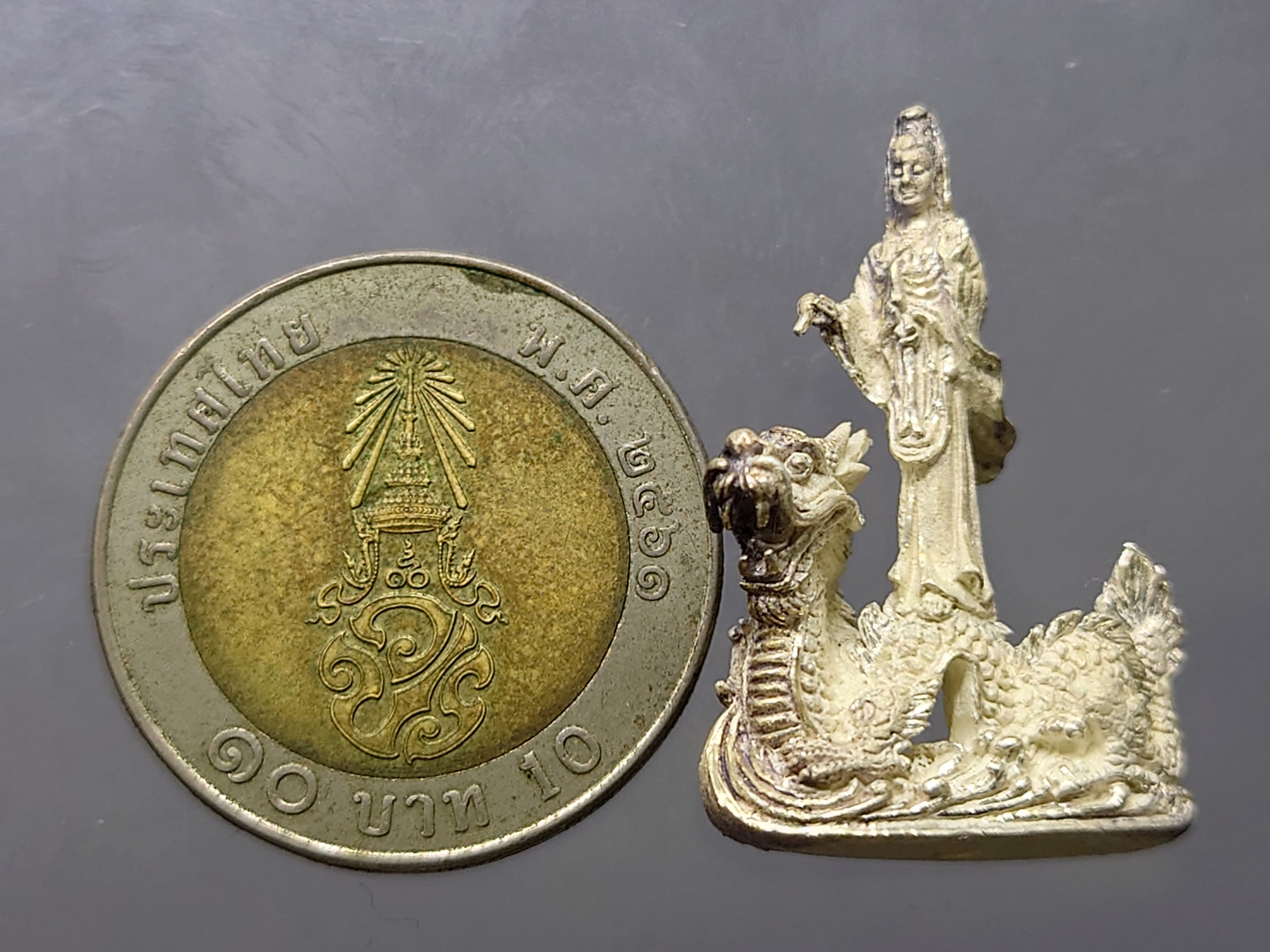 เจ้าแม่กวนอิมเหยียบมังกร รูปหล่อลอยองค์ เนื้อเงิน ขนาดสูง 3.2 เซ็น พิธีพุทธาภิเษก ณ อุโบสถ วัดบวรนิเวศวิหาร พ.ศ.2540 พร้อมกล่องเดิม