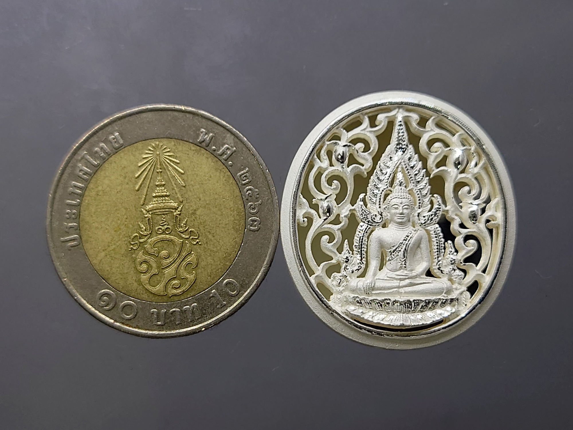 พระพุทธชินราช กรมตำรวจรุ่นแรก รุ่น “ประวัติศาสตร์” เหรียญรูปไข่ฉลุลายไทย พิมพ์ใหญ่ เนื้อเงินขัดเงา ปี2562 พร่อมกล่องเดิม