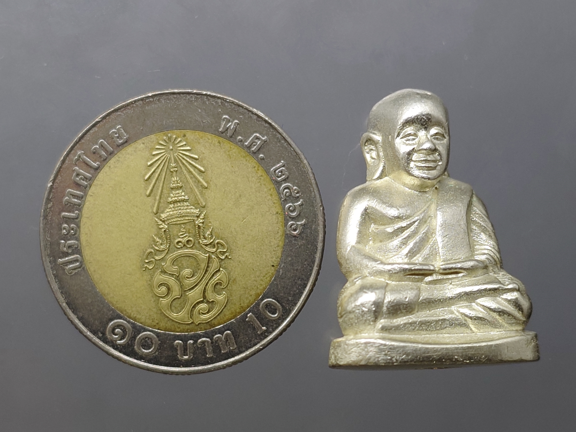 หลวงพ่อเงิน วัดบางคลาน ลอยองค์ เนื้อเงิน รุ่น 91 ปี กรมเสมียนตรา กระทรวงกลาโหม ปี2543 พร้อมกล่องเดิม