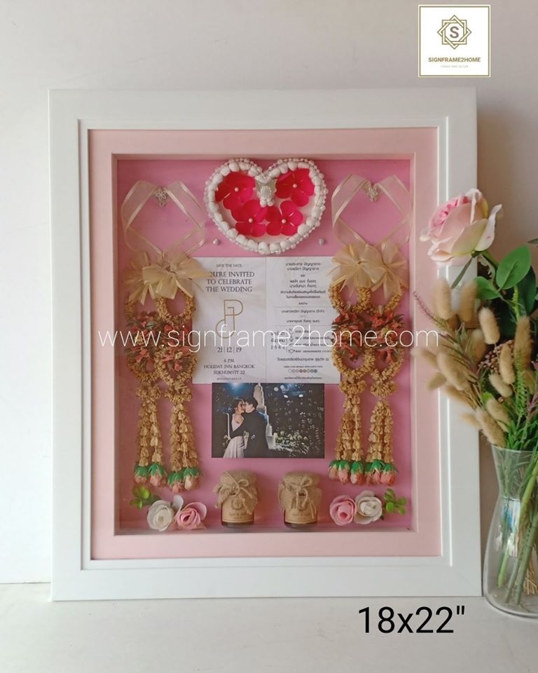 กรอบทรงลึกไม้ขาวเรียบซ้อน 2 ชั้น เสริมขอบโฟโต้เม้าสีชมพูอ่อน ขนาด 18x22 นิ้ว