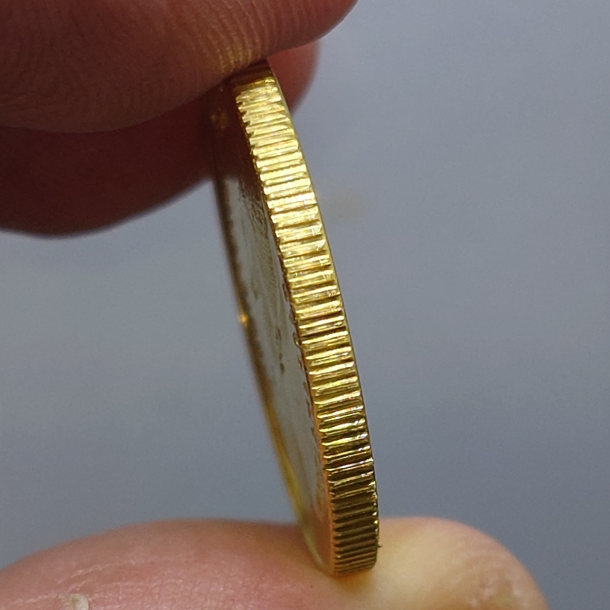 เหรียญทองคำ 9000 บาท (หนัก 12 กรัม) ที่ระลึกอัญเชิญพระฉายาสาทิสลักษณ์ ราชินี ลงบนเหรียญ CERES พ.ศ.2523 วาระนิยม