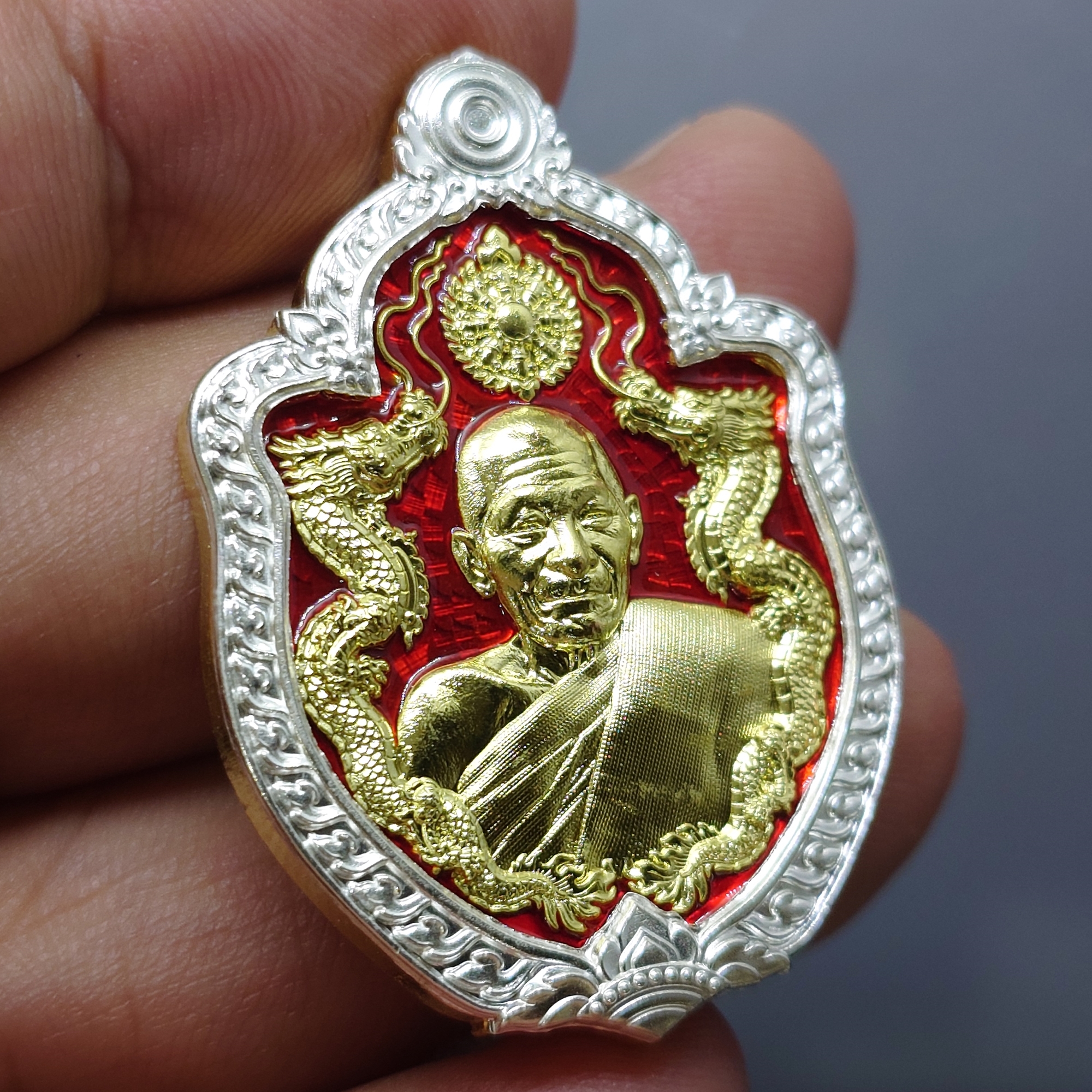 เหรียญหลวงปู่ศิลา พิมพ์มังกรคู่ อายุวัฒนมงคล ๘๑ เนื้อฝาบาตร ลงยาแดง ขอบเนื้อเงิน ปี2568 พร้อมตลับเดิมๆ สภาพสวยสมบูรณ์