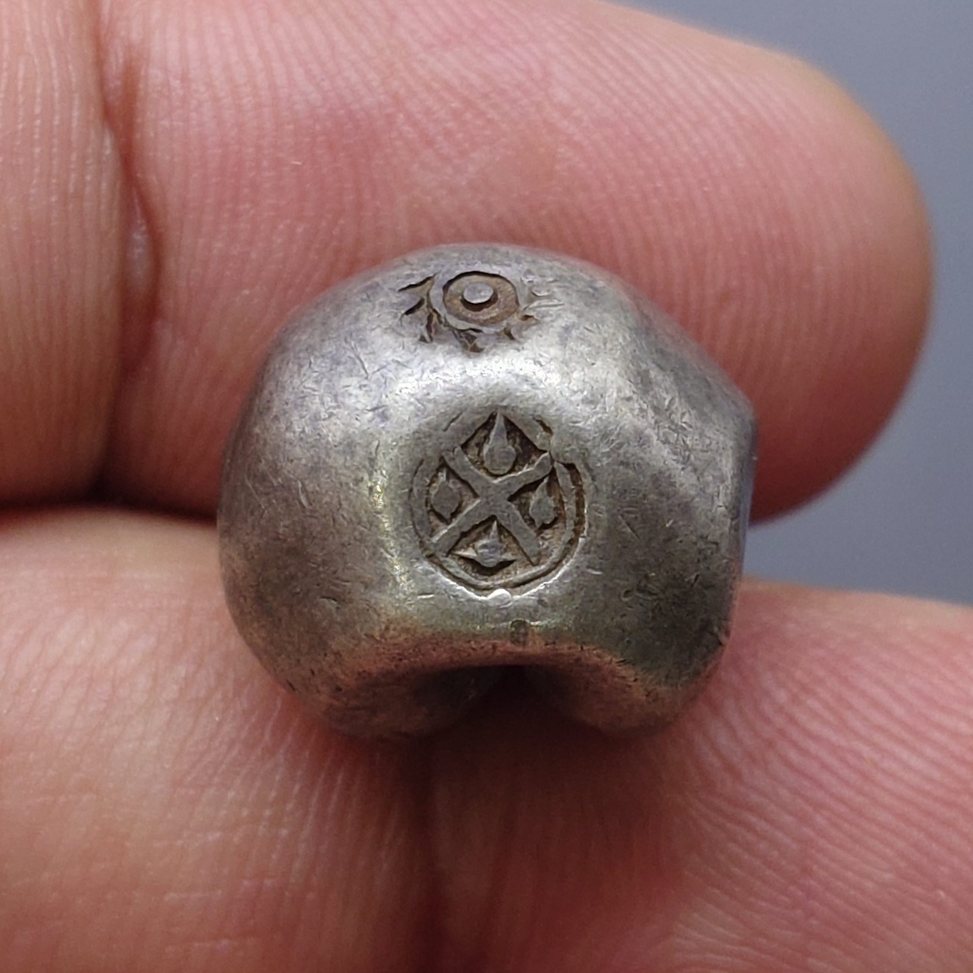 พดด้วง ขนาด 1 บาท ตราครุฑ - พระแสงจักร สมัยรัชกาลที่ 2 สภาพสวย