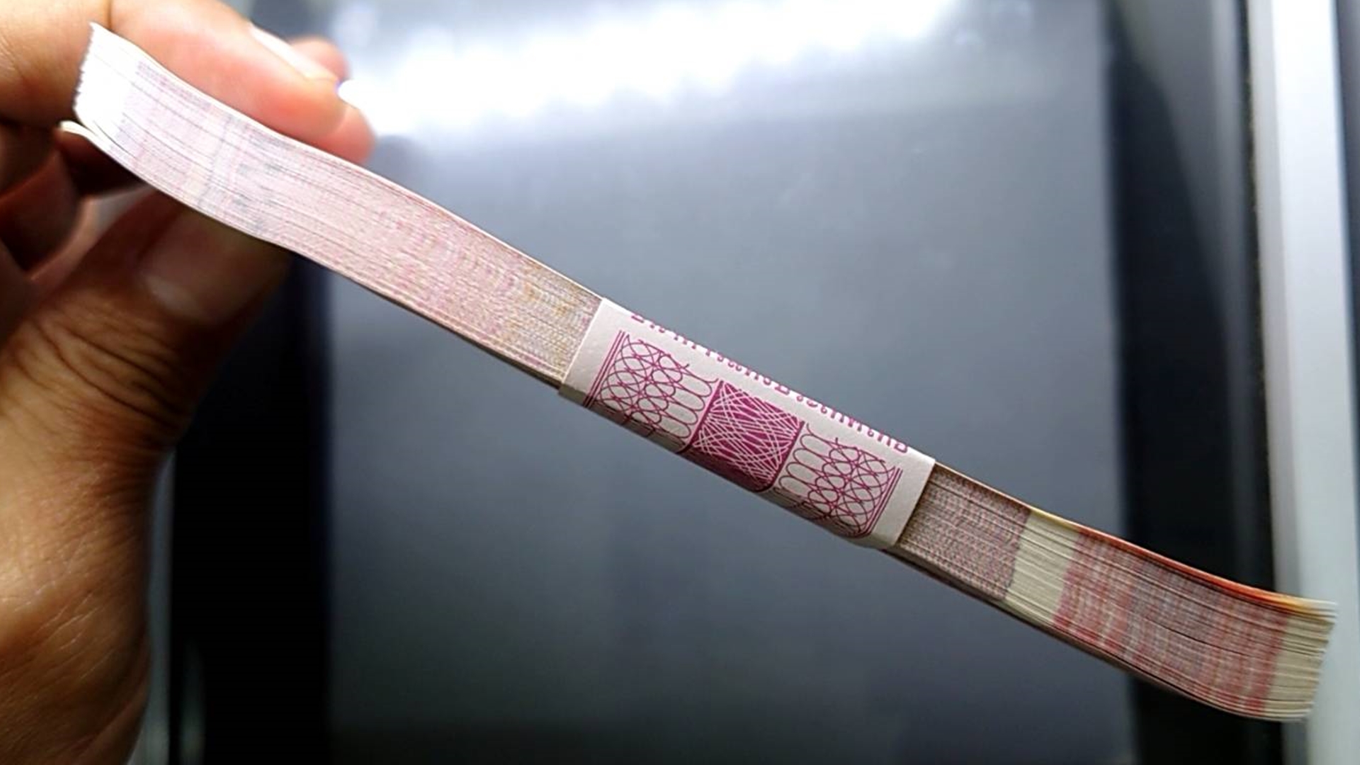 ธนบัตรยกแหนบ 100 ใบ เรียงเลข ธนบัตร 100 บาท แบบ 14 รัชกาลที่9 หลังโรงเรียนเลิก พ.ศ.2537 ไม่ผ่านใช้ สภาพสวย