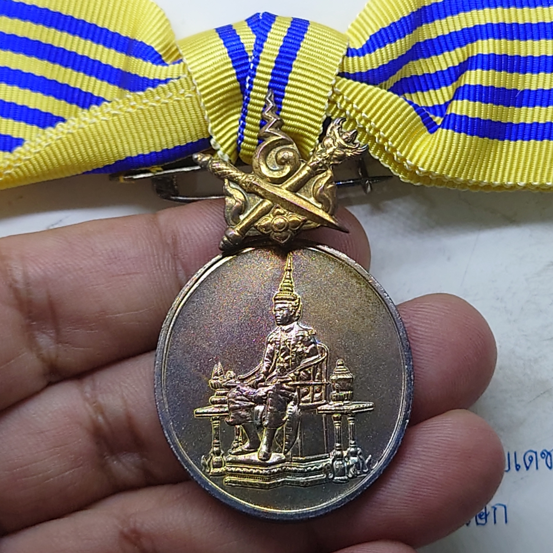 เหรียญที่ระลึกประดับแพรแถบ เฉลิมพระเกียรติ พระราชพิธีกาญจนาภิเษก พ.ศ.2539 แบบหญิง