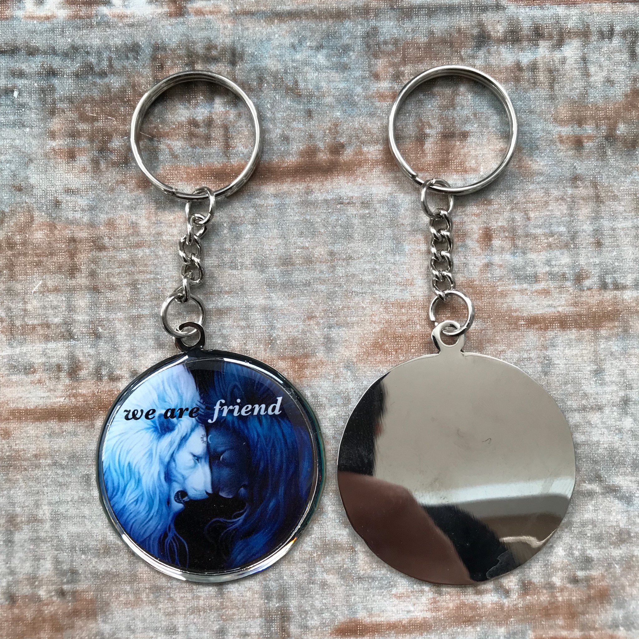 รับทำพวงกุญแจโลหะสลักลงสี ไดคัทตามแบบ โลหะปั๊ม