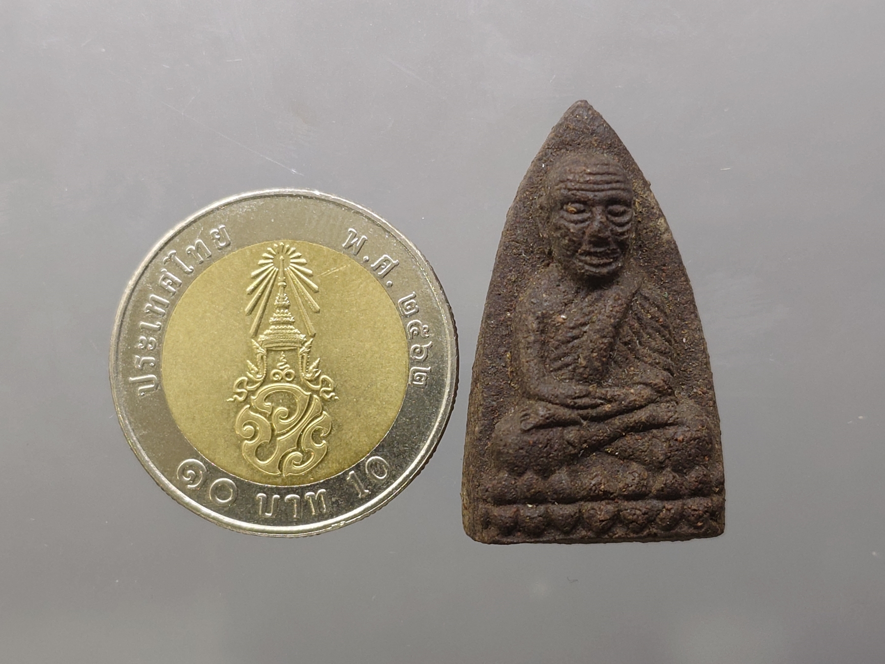 หลวงพ่อทวด พระนามาภิไธย สก. พิมพ์เตารีด เนื้อว่านคลุกรัก วัดห้วยมงคล ปี 2544 พร้อมกล่องเดิม