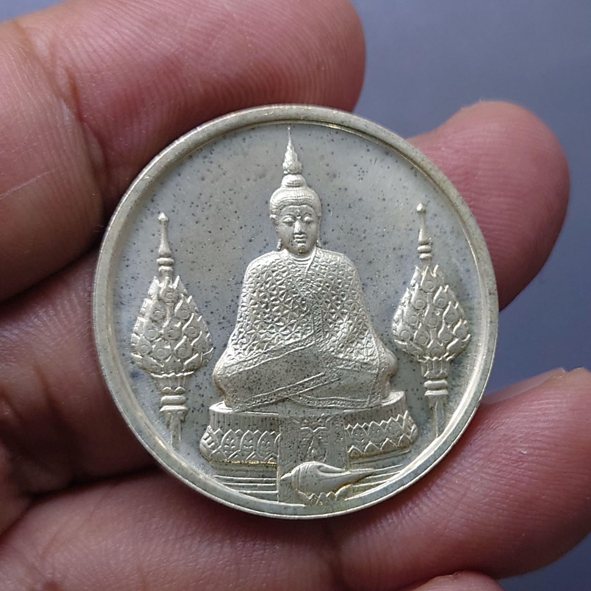 เหรียญพระแก้วมรกต ภปร รุ่นสอง ชุด 3 ฤดู เนื้อเงิน ฉลองกรุงรัตนโกสินทร์ 200 ปี พ.ศ.2525 พร้อมกล่องเดิม