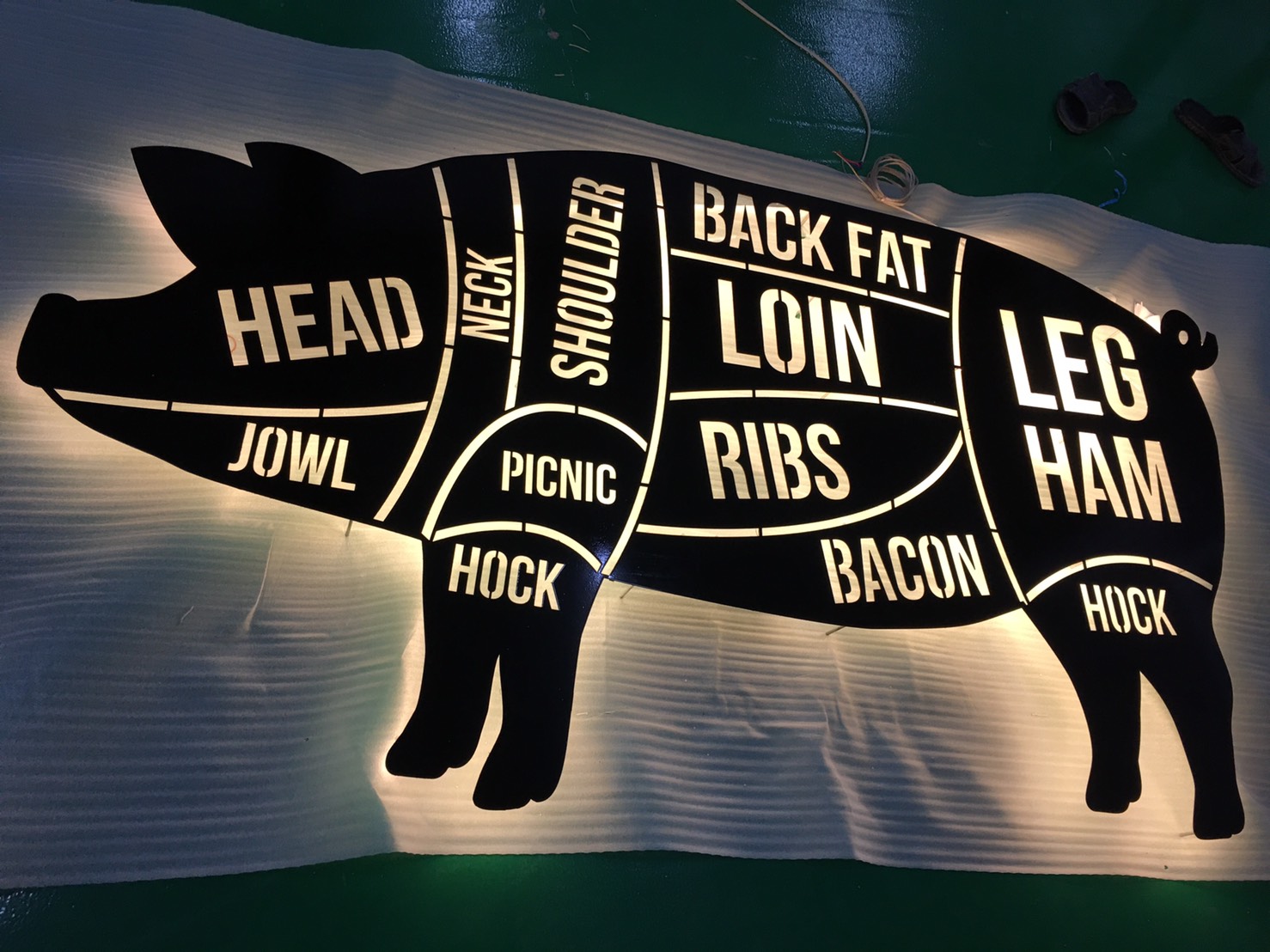 ป้ายเลเซอร์เหล็กไฟออกหลัง งานหมูย่างบุฟเฟ่ต์