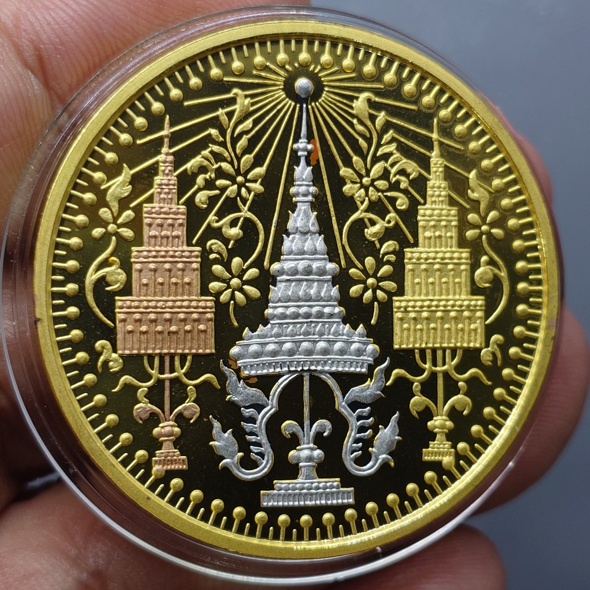 เหรียญพระแก้วมรกต ทรงเครื่อง 3 ฤดู พระจอมเกล้าพระนครเหนือ ปี 2538 เนื้อสามกษัตริย์ ขนาด 4 ซม. ขนาดหายาก