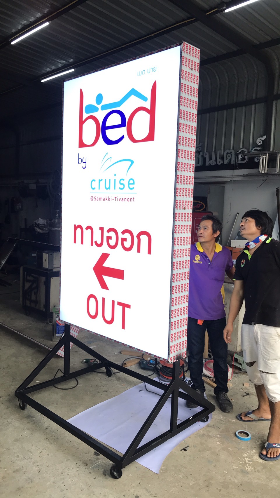 งานป้ายไฟล้อเลื่อนแอลอีดี งานป้ายกล่องไฟล้อเลื่อนตั้งหน้าร้าน งานBED BY CRUISE