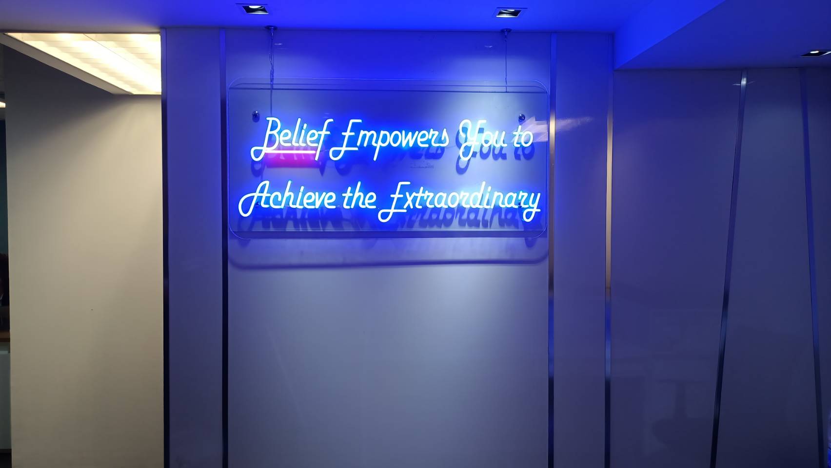 ป้ายไฟนีออนเฟล็กซ์ "Belief Empowers You to Achieve the Extraordinary" - ป้ายสร้างแรงบันดาลใจในออฟฟิศ