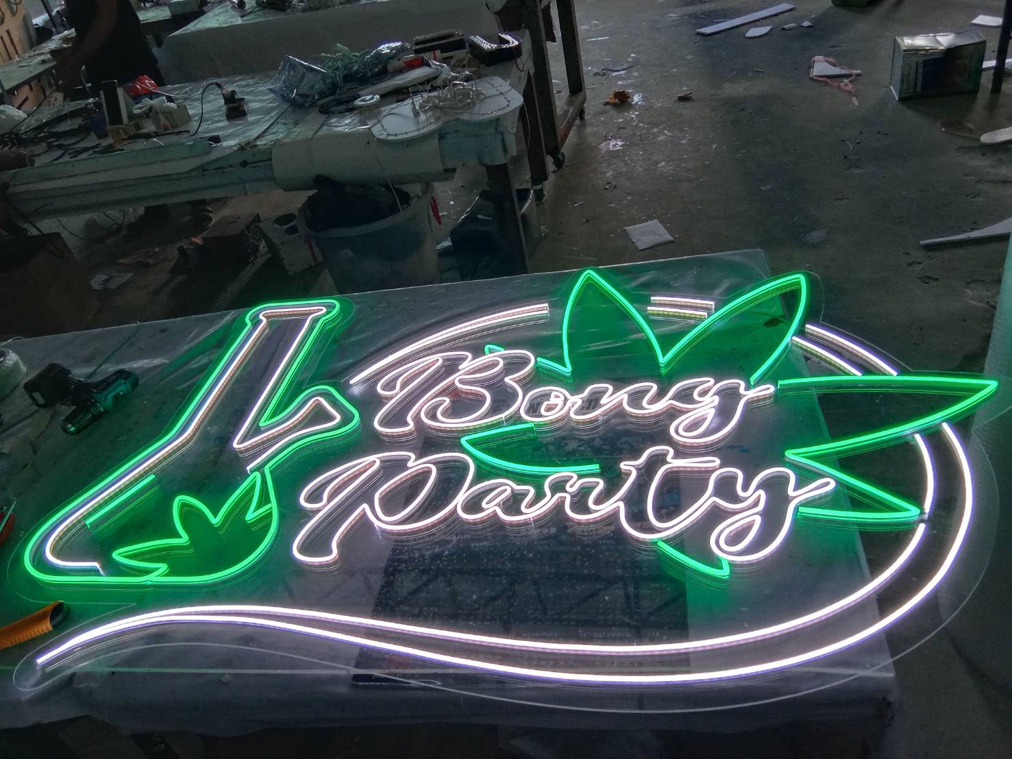 รับทำป้ายไฟนีออน ป้ายไฟร้านกัญชา งานป้ายร้านกัญชา BONG PARTY