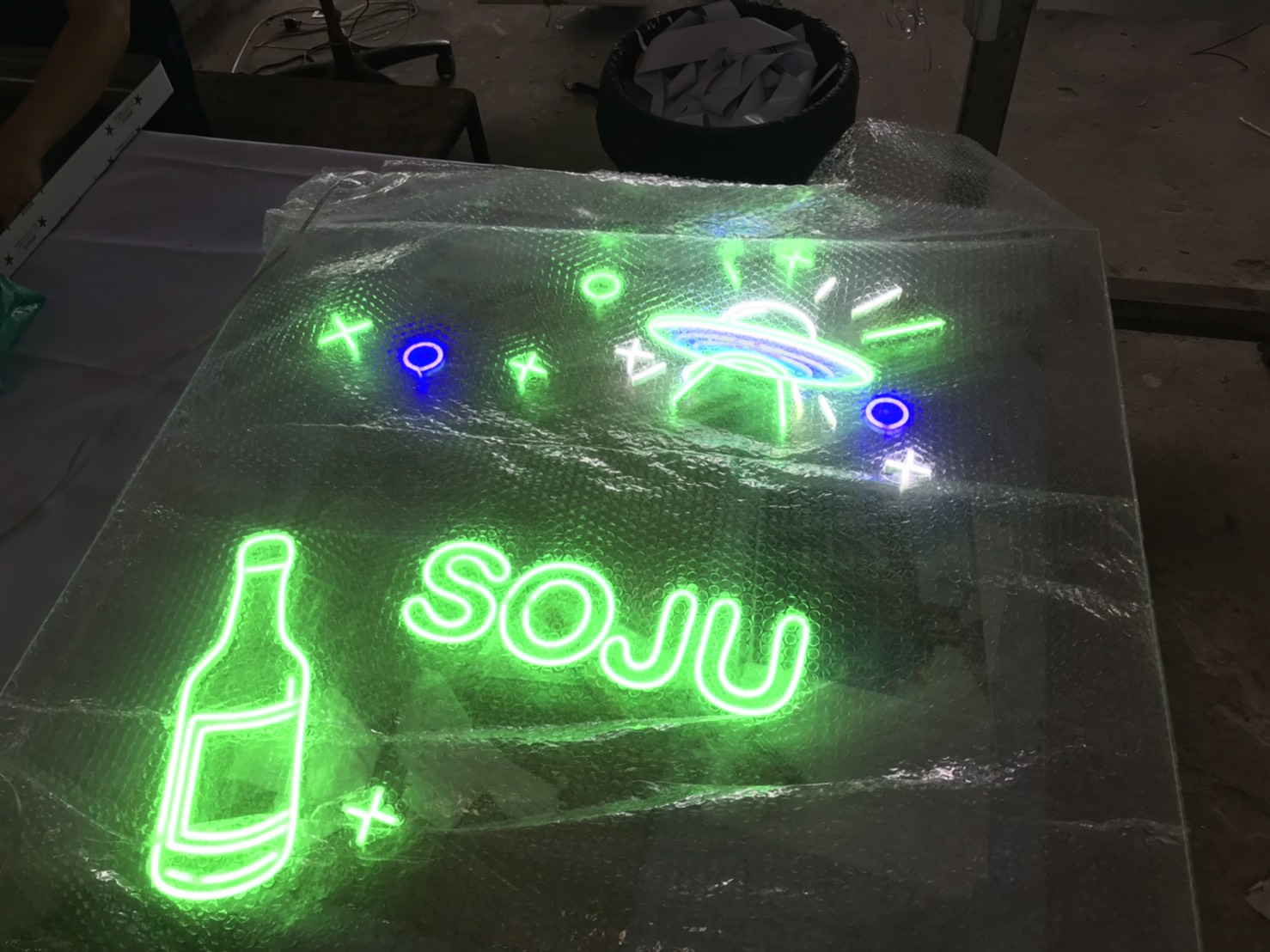 ป้ายไฟนีออนแอลอีดี พื้นหลังใส งานจานบิน SOJU
